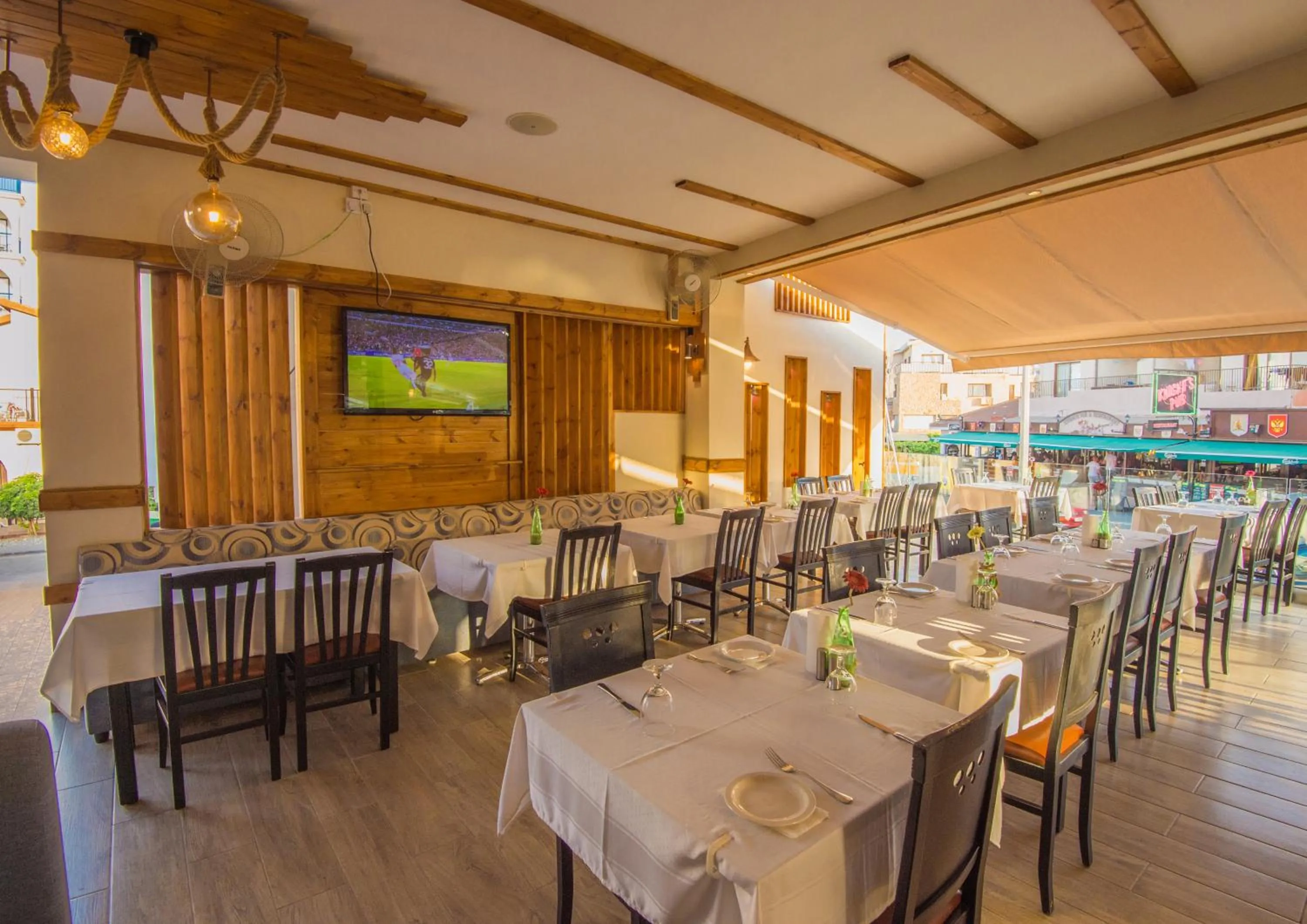 Restaurant/places to eat in Windmills Hotel Apartments