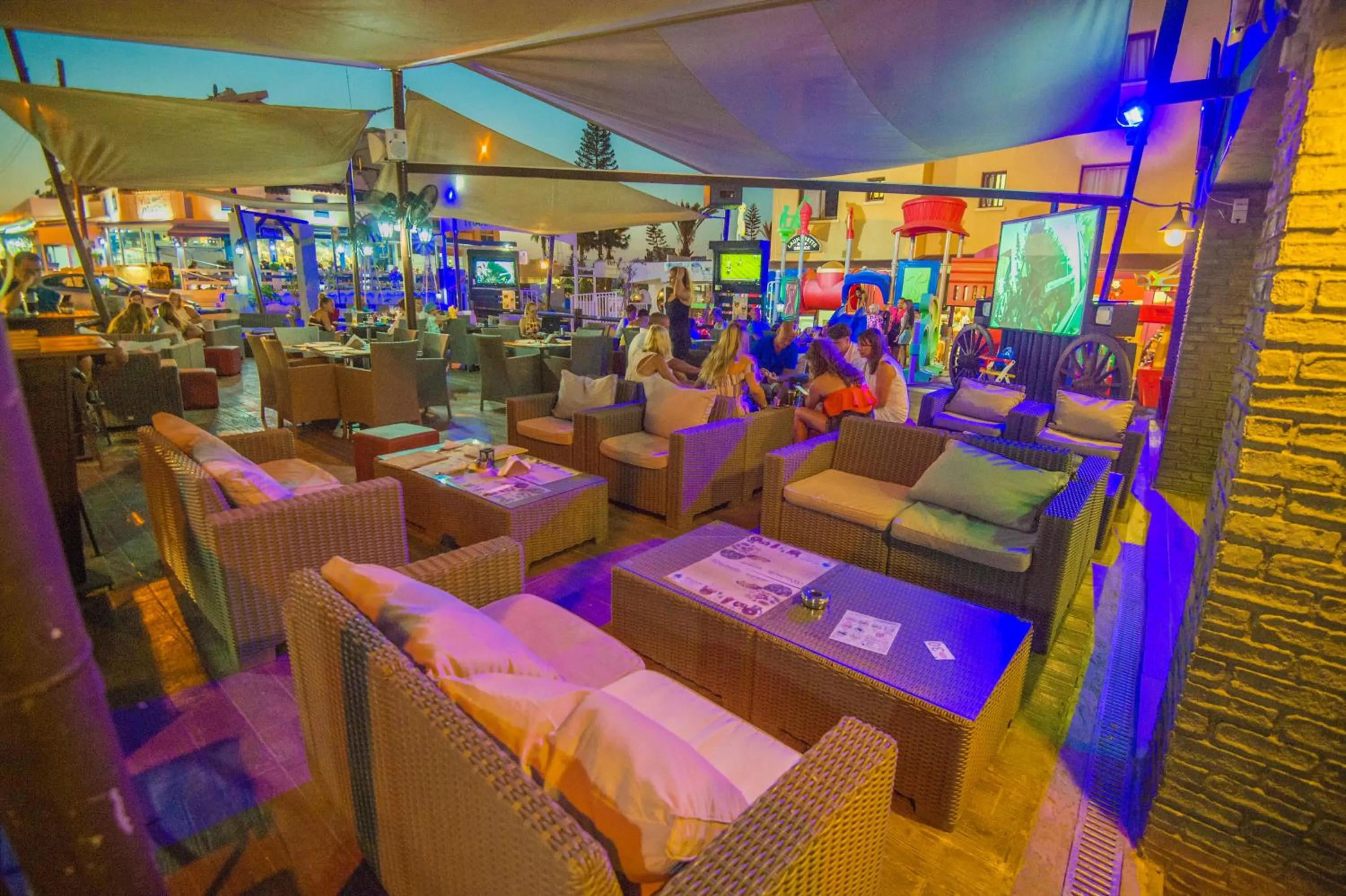 Restaurant/places to eat in Windmills Hotel Apartments