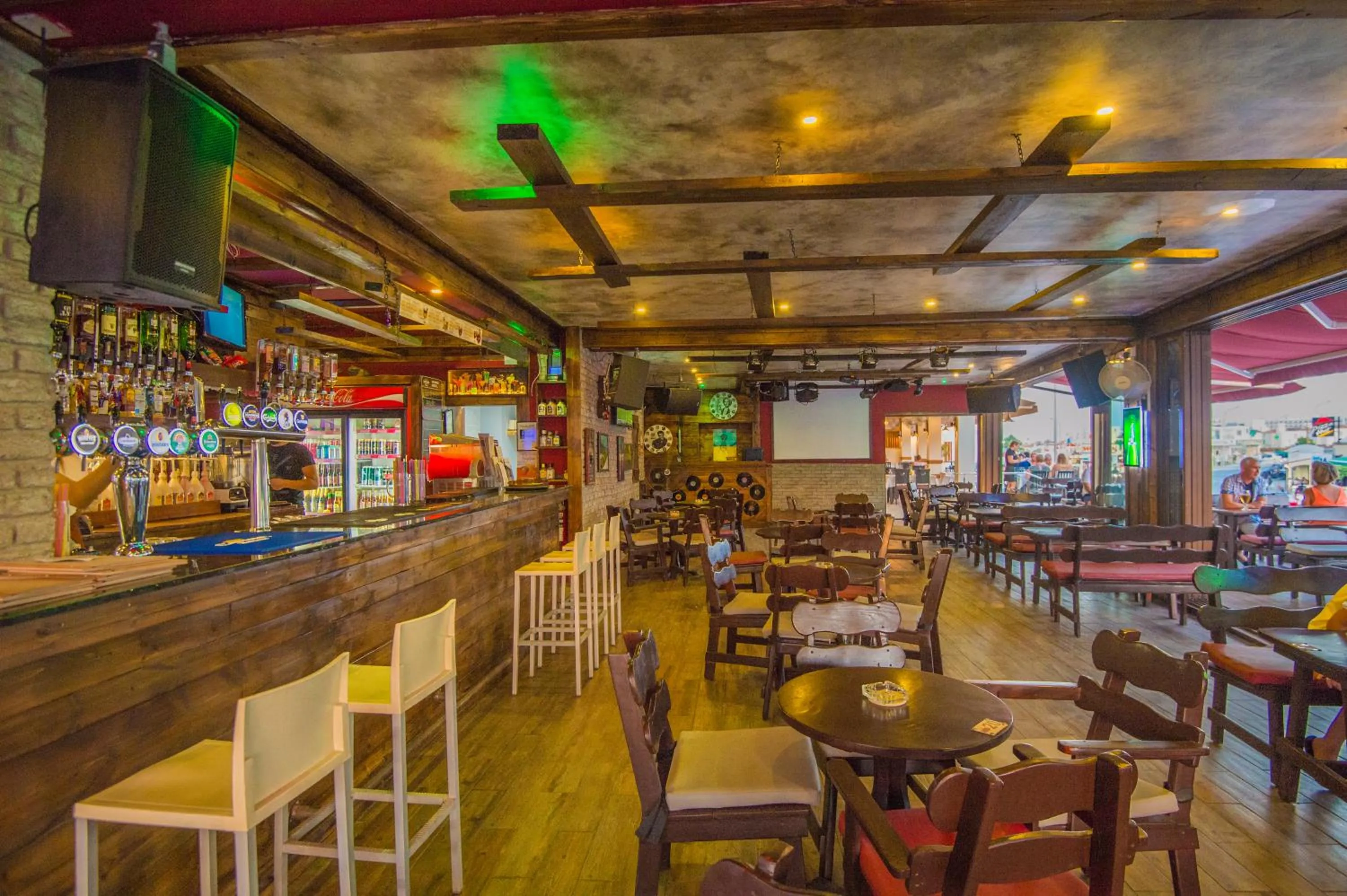 Restaurant/places to eat in Windmills Hotel Apartments