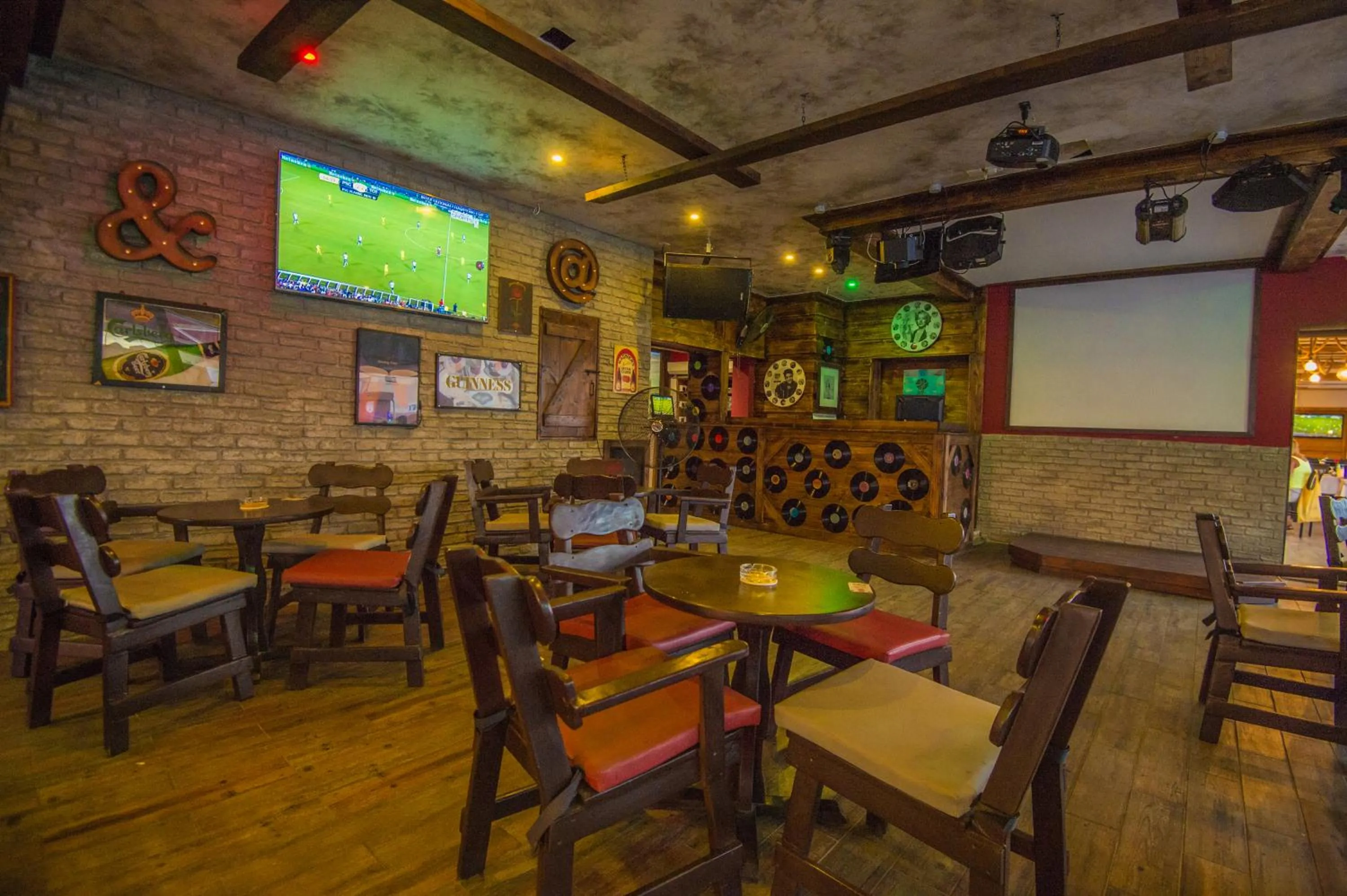 Restaurant/places to eat in Windmills Hotel Apartments