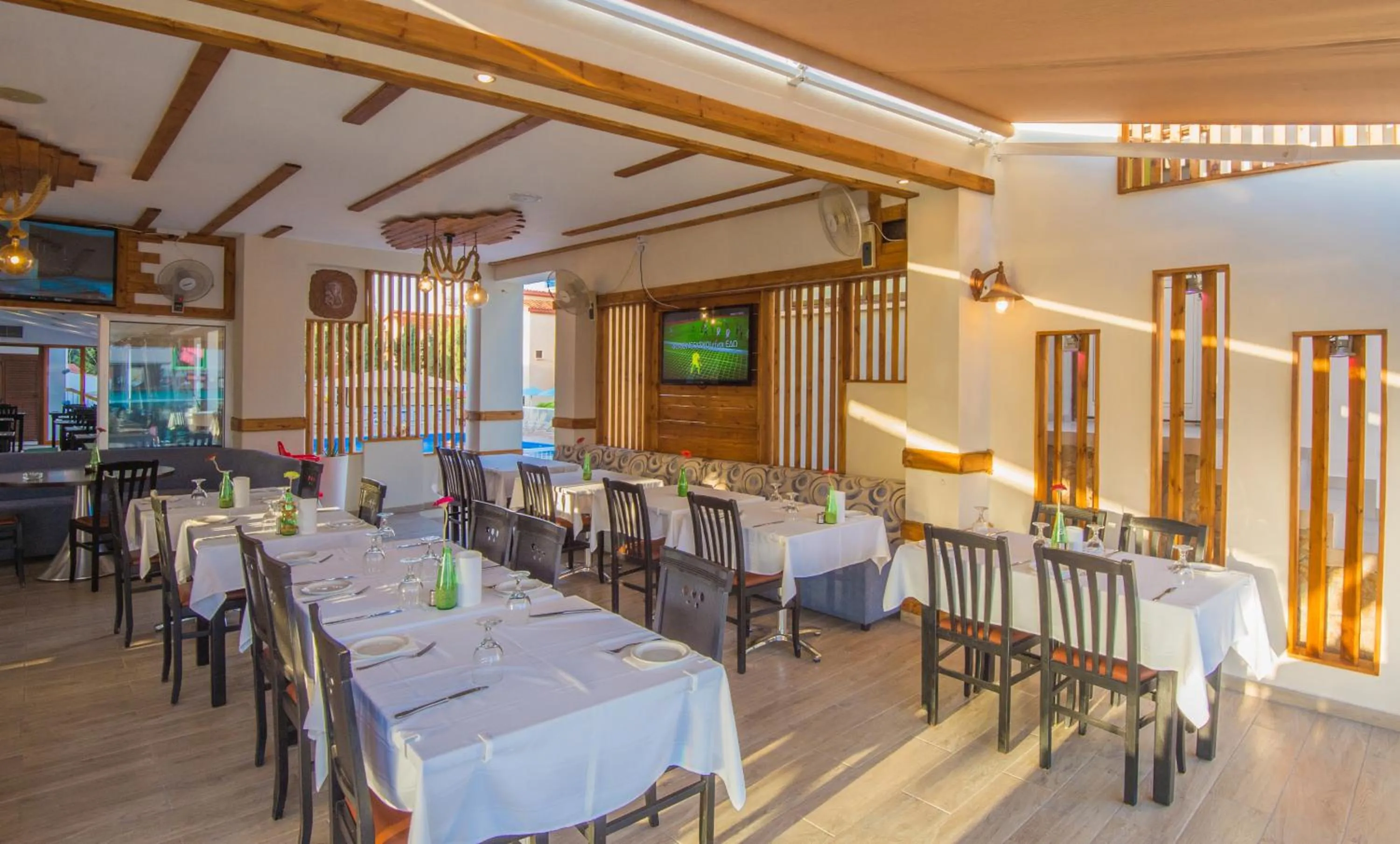 Restaurant/places to eat in Windmills Hotel Apartments