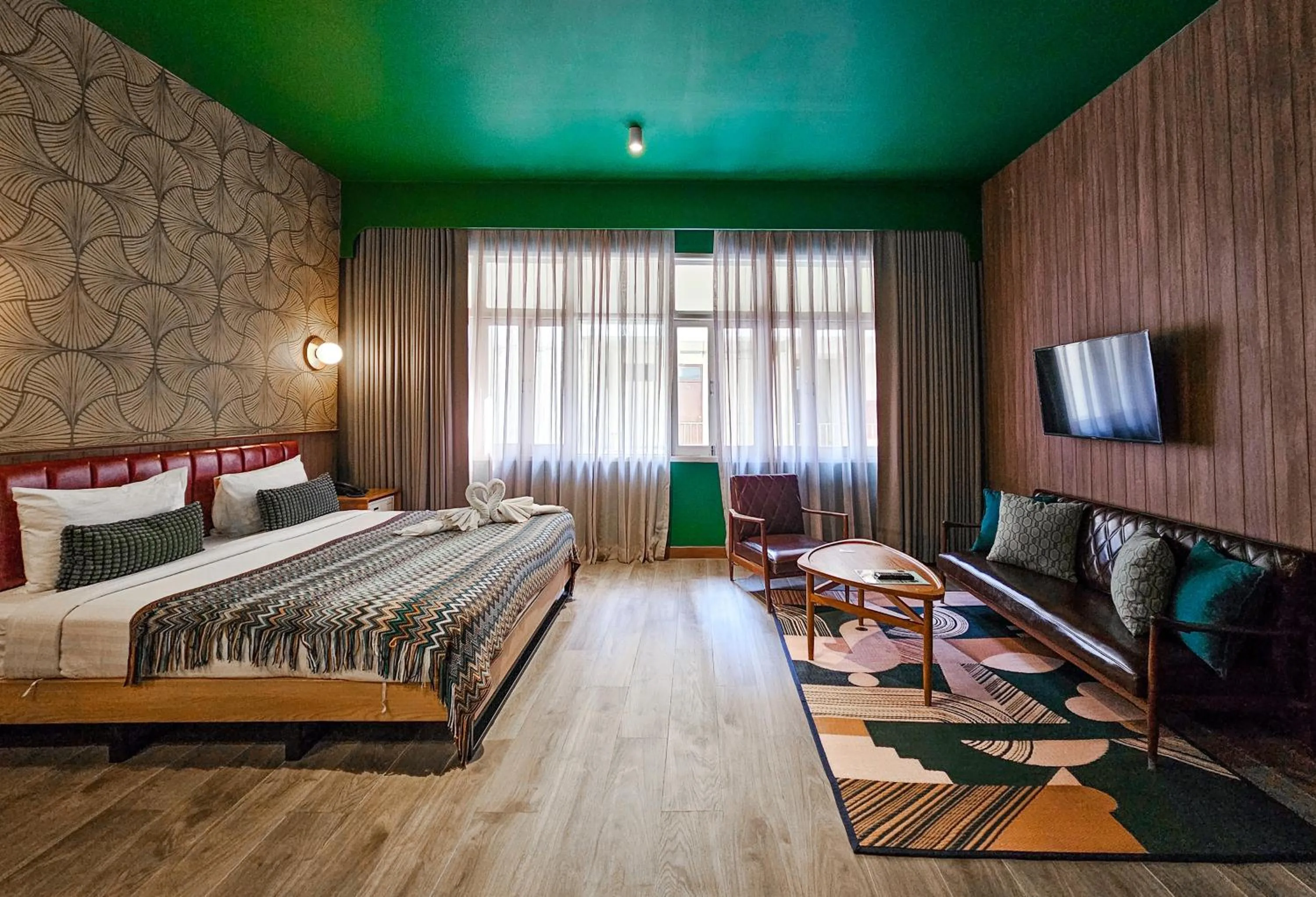 Communal lounge/ TV room, Bed in Miami Hotel Bangkok