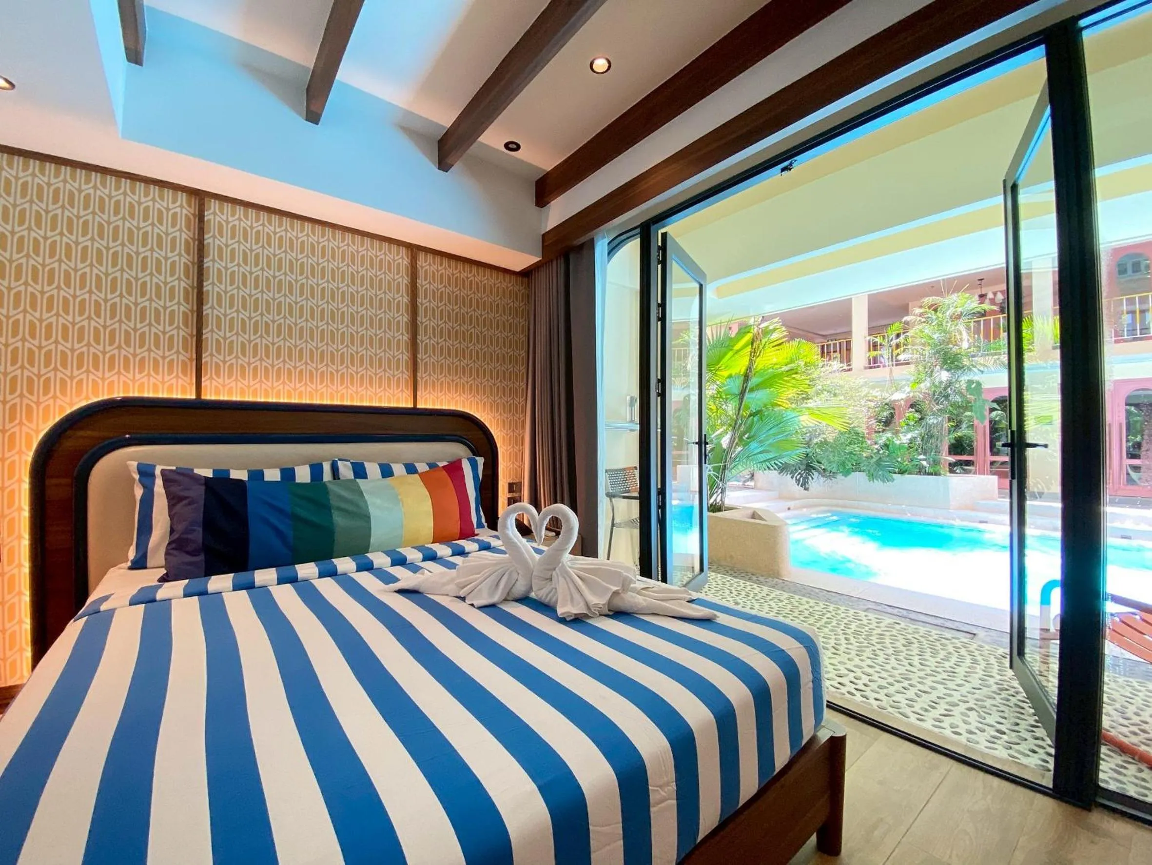 Bed in Miami Hotel Bangkok