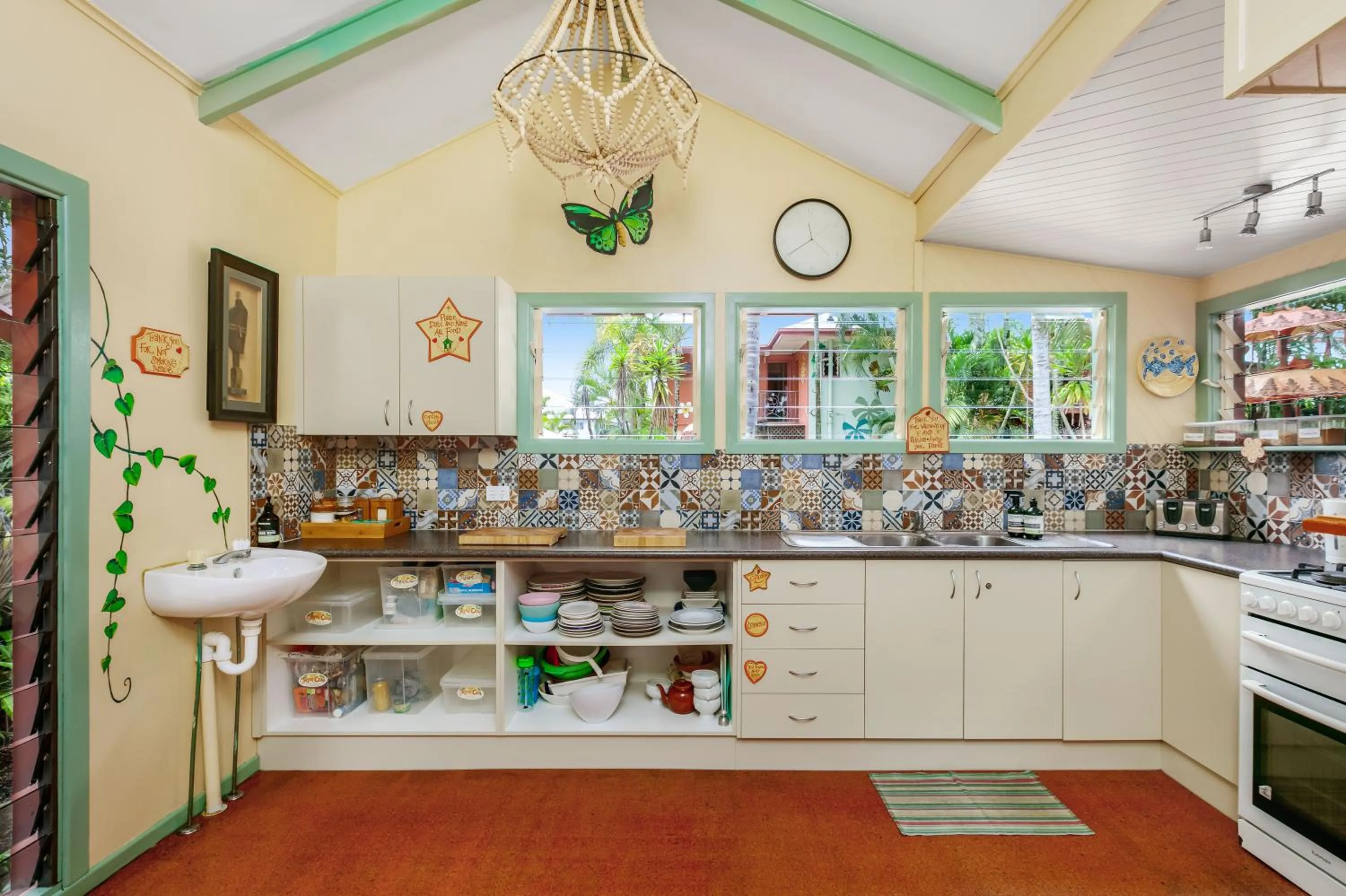 Kitchen or kitchenette in Travellers Oasis