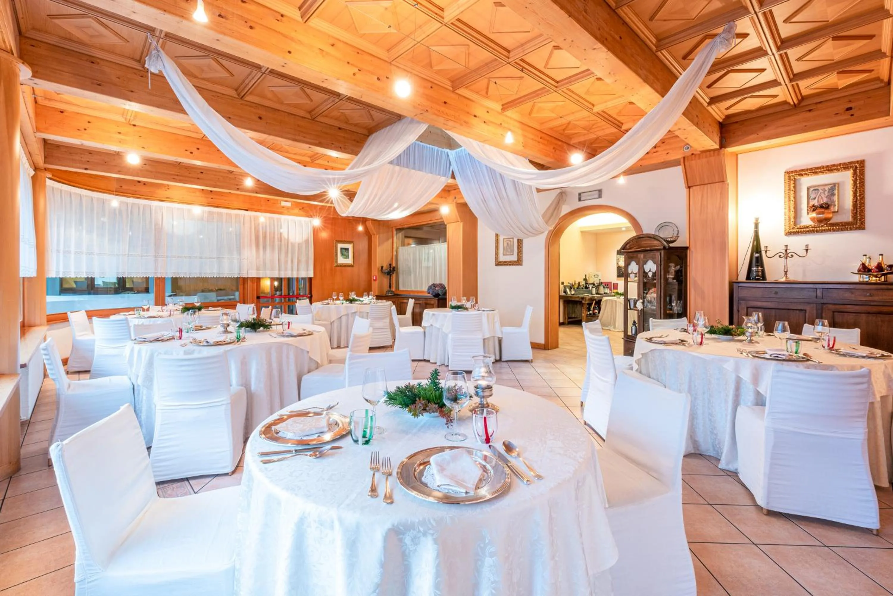 Restaurant/places to eat in Hotel La Perla