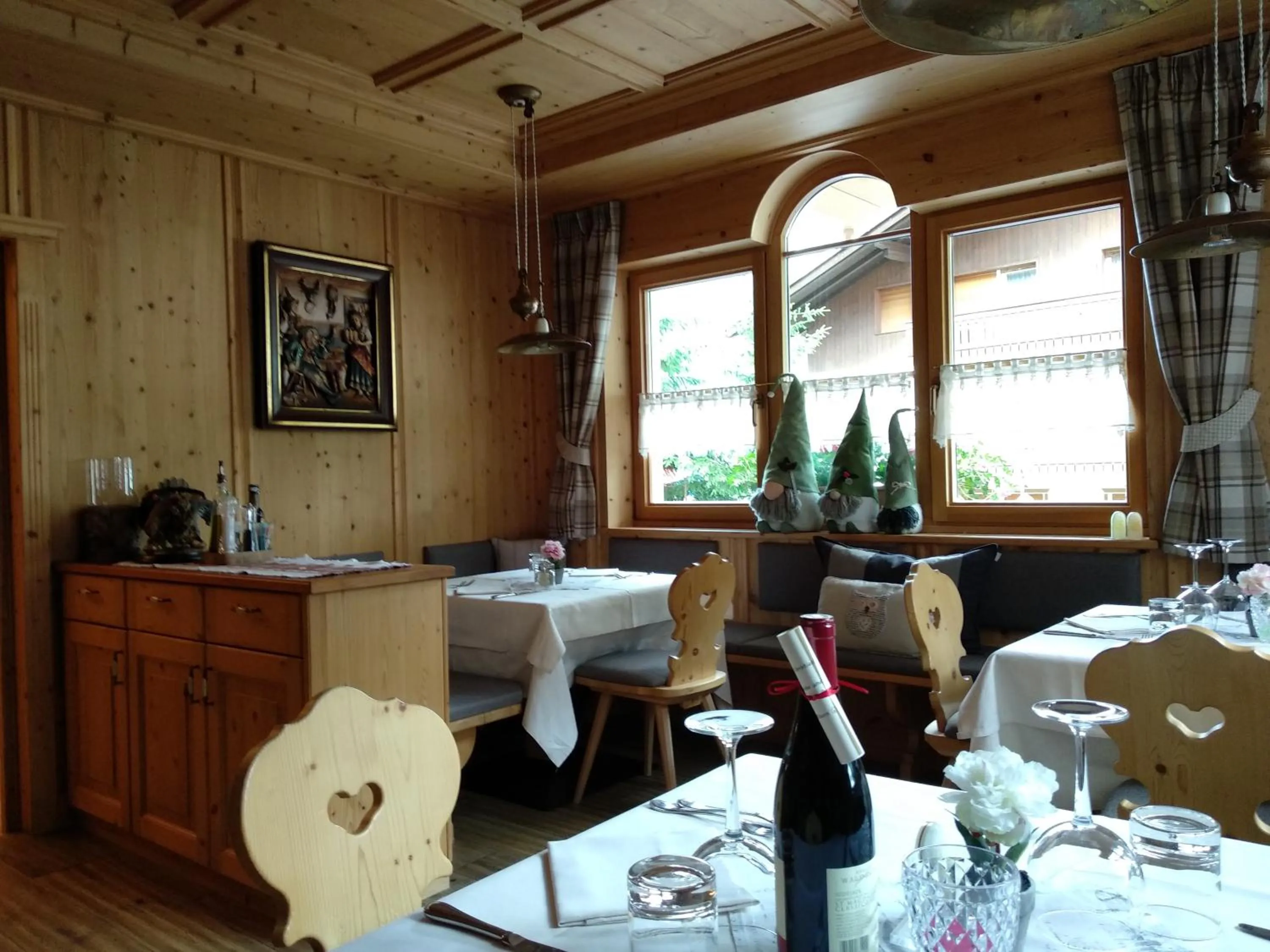 Restaurant/places to eat in Hotel Somont