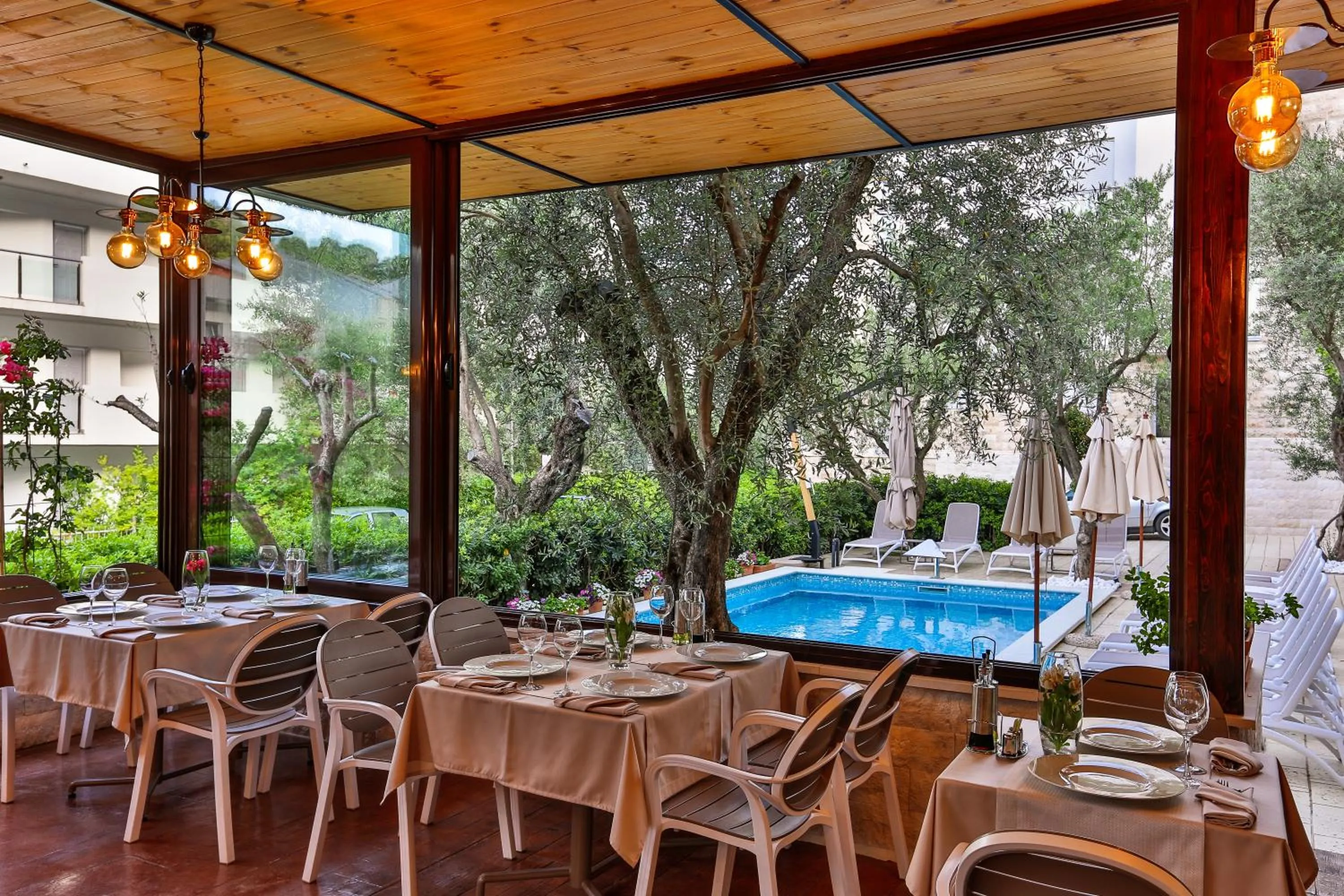 Restaurant/places to eat in Hotel Harmony by Aycon