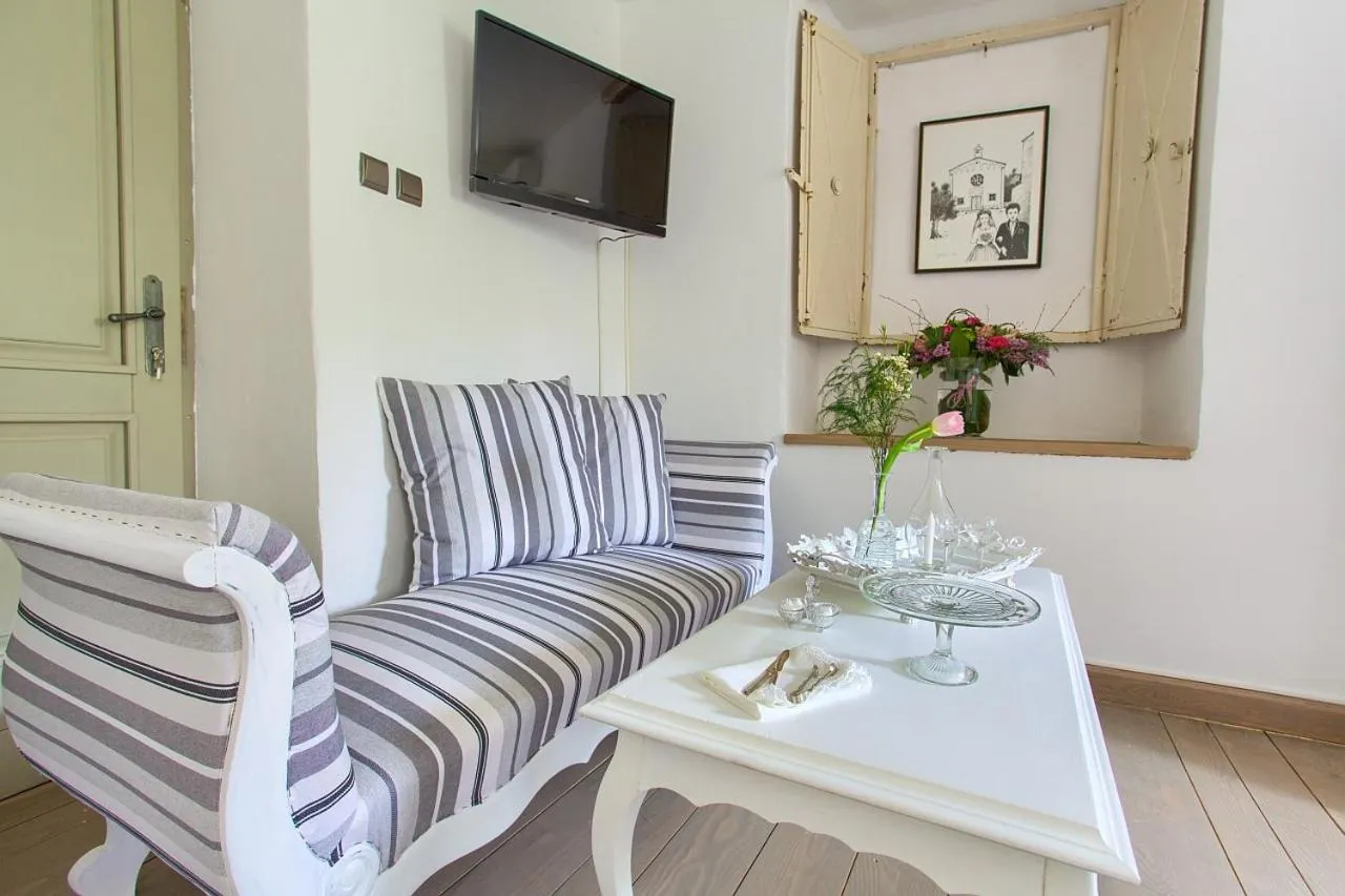 Photo of the whole room in Lola Dream