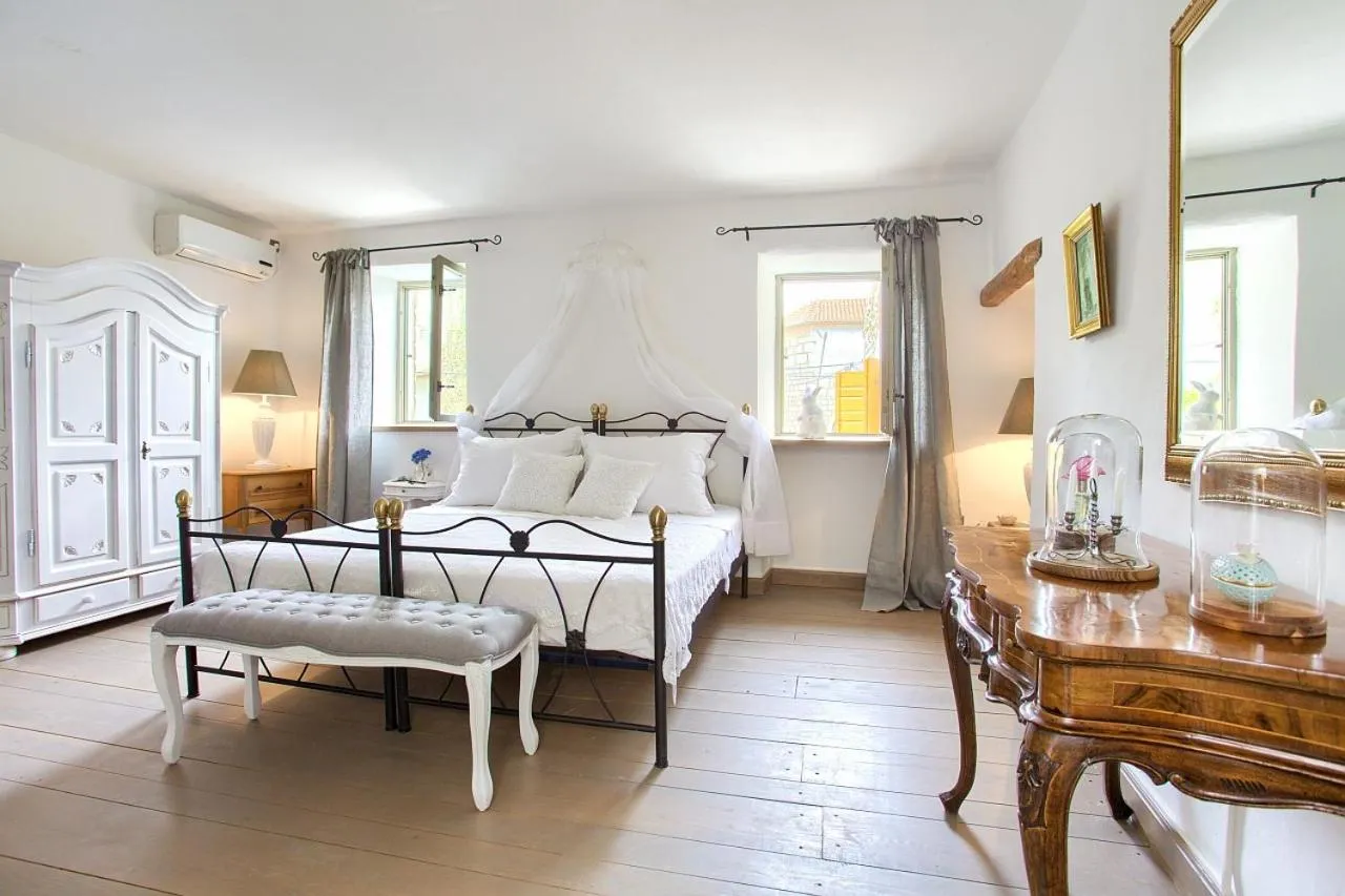 Photo of the whole room in Lola Dream