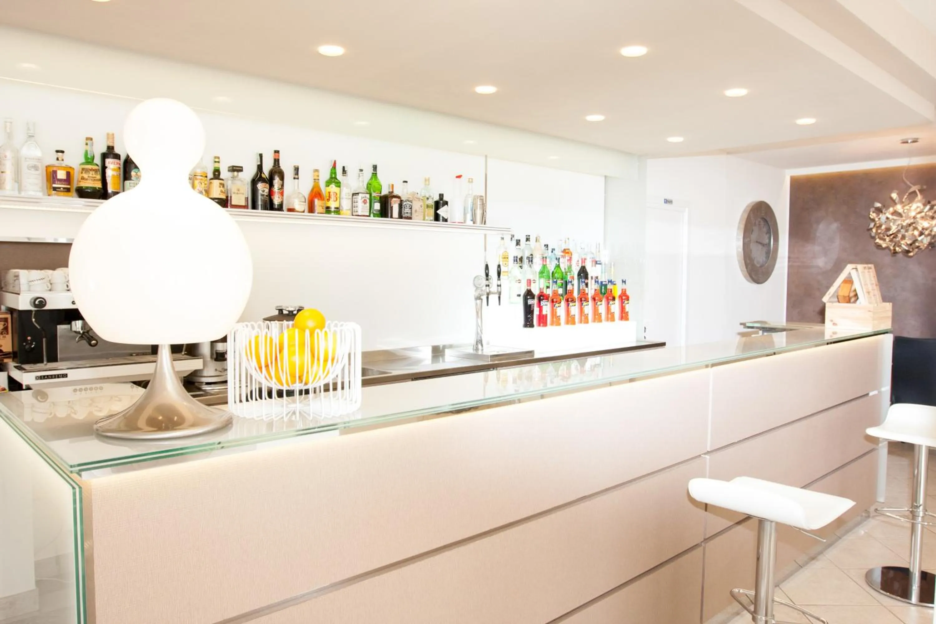 Lounge or bar in All'Orologio - Boutique Hotel