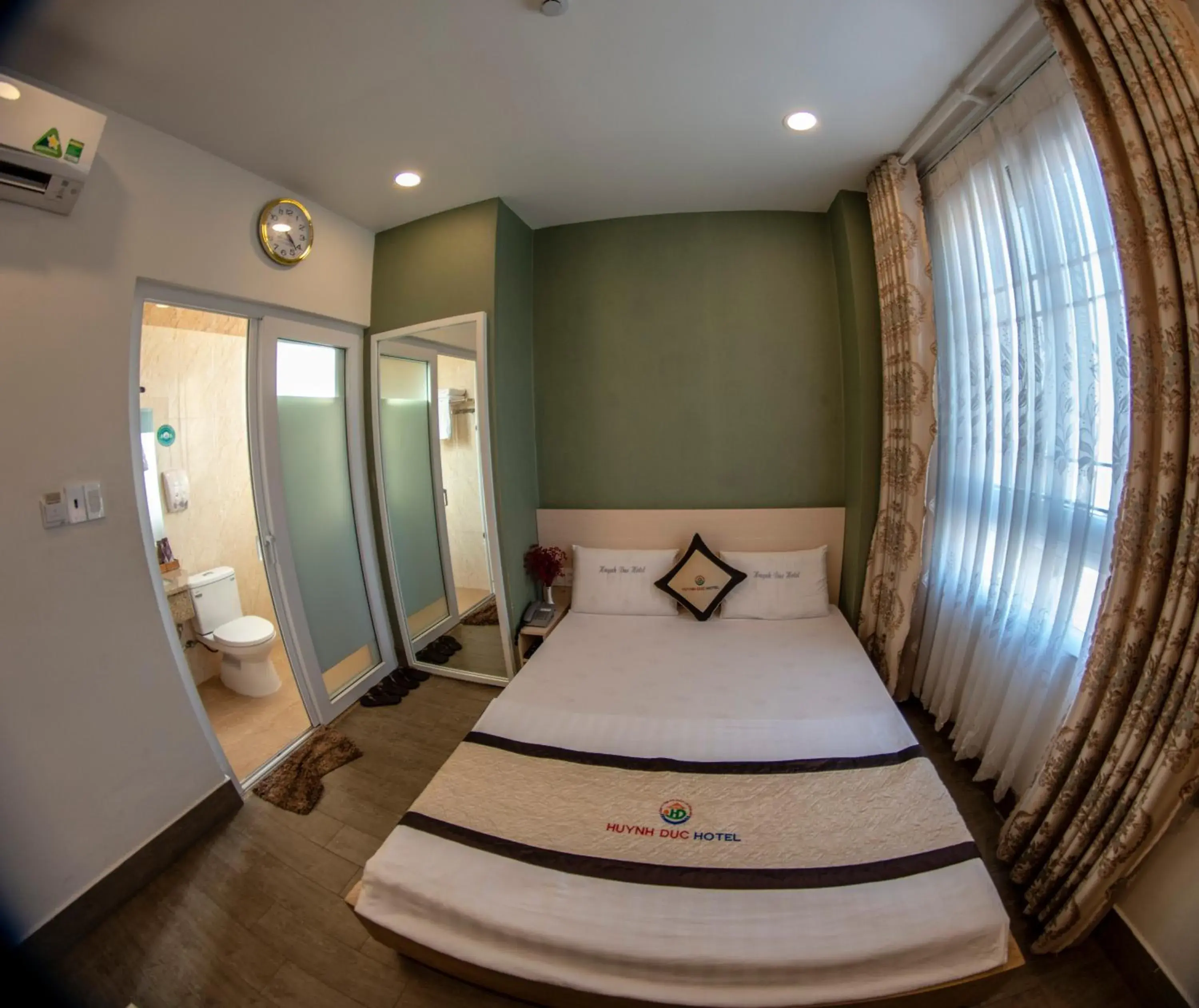 Economy Double Room in Huynh Duc 2 Hotel Economy Double Room in Huynh Duc 2 Hotel