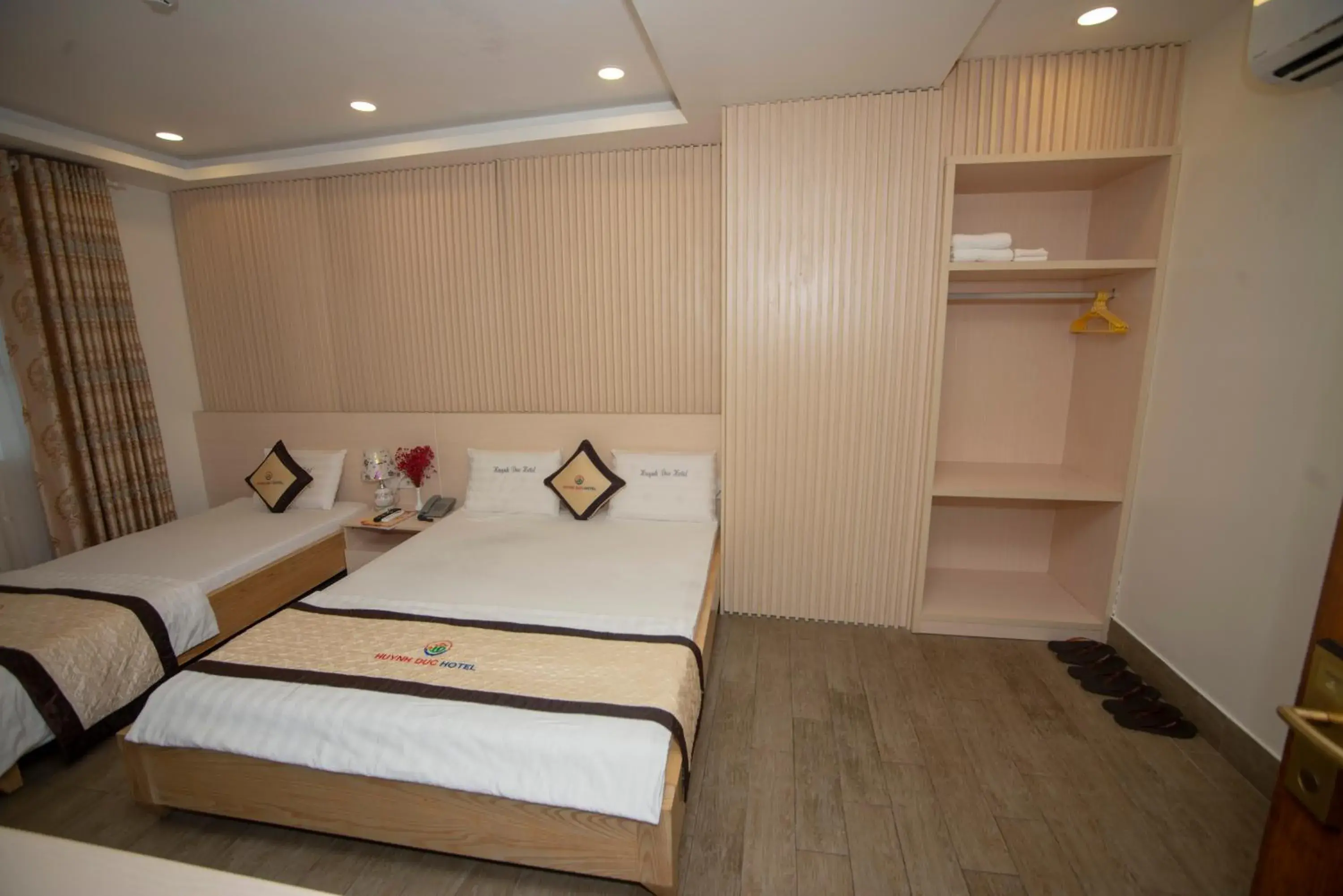 Luxury Triple Room in Huynh Duc 2 Hotel Luxury Triple Room in Huynh Duc 2 Hotel