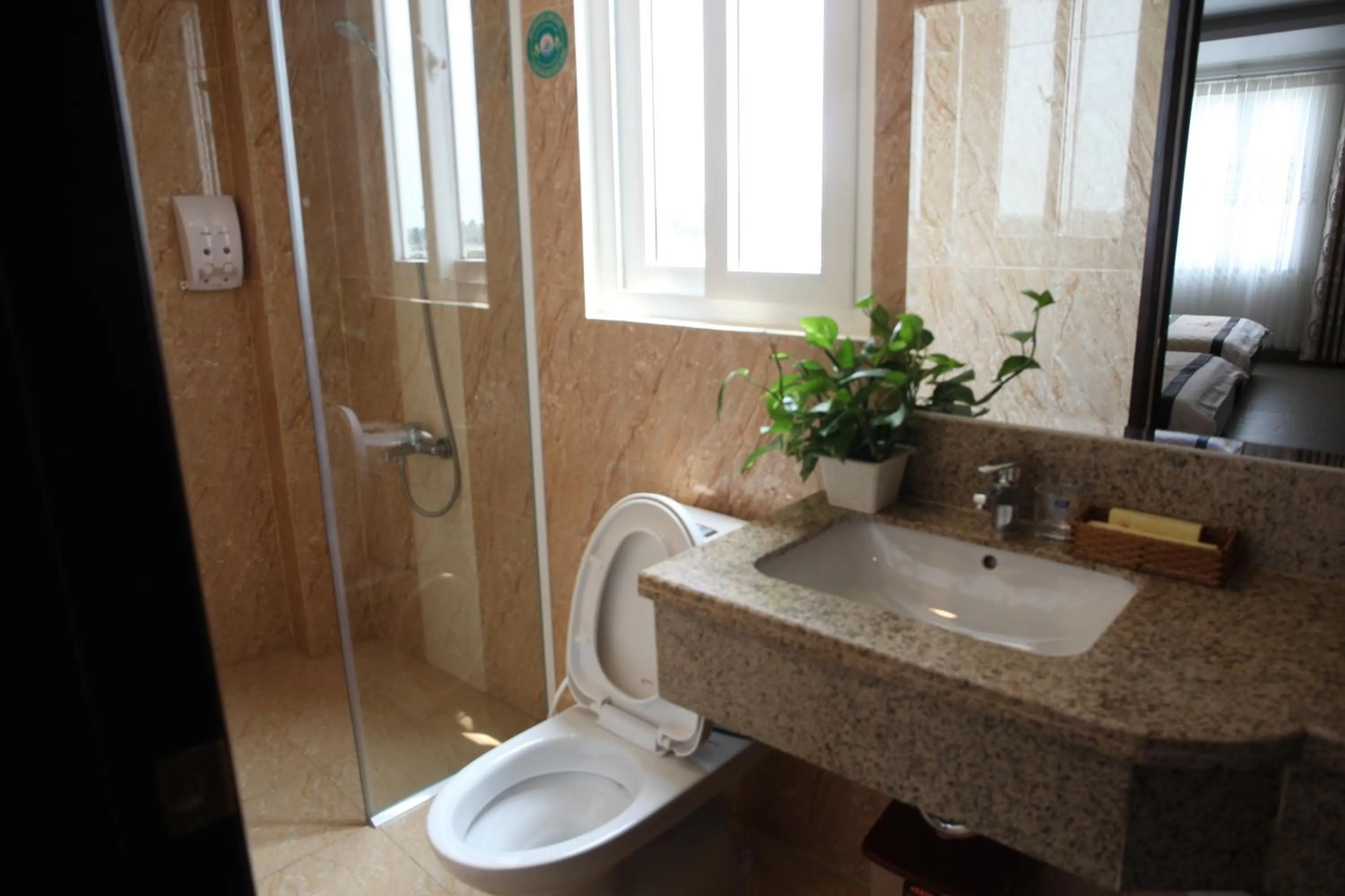 Toilet in Huynh Duc 2 Hotel