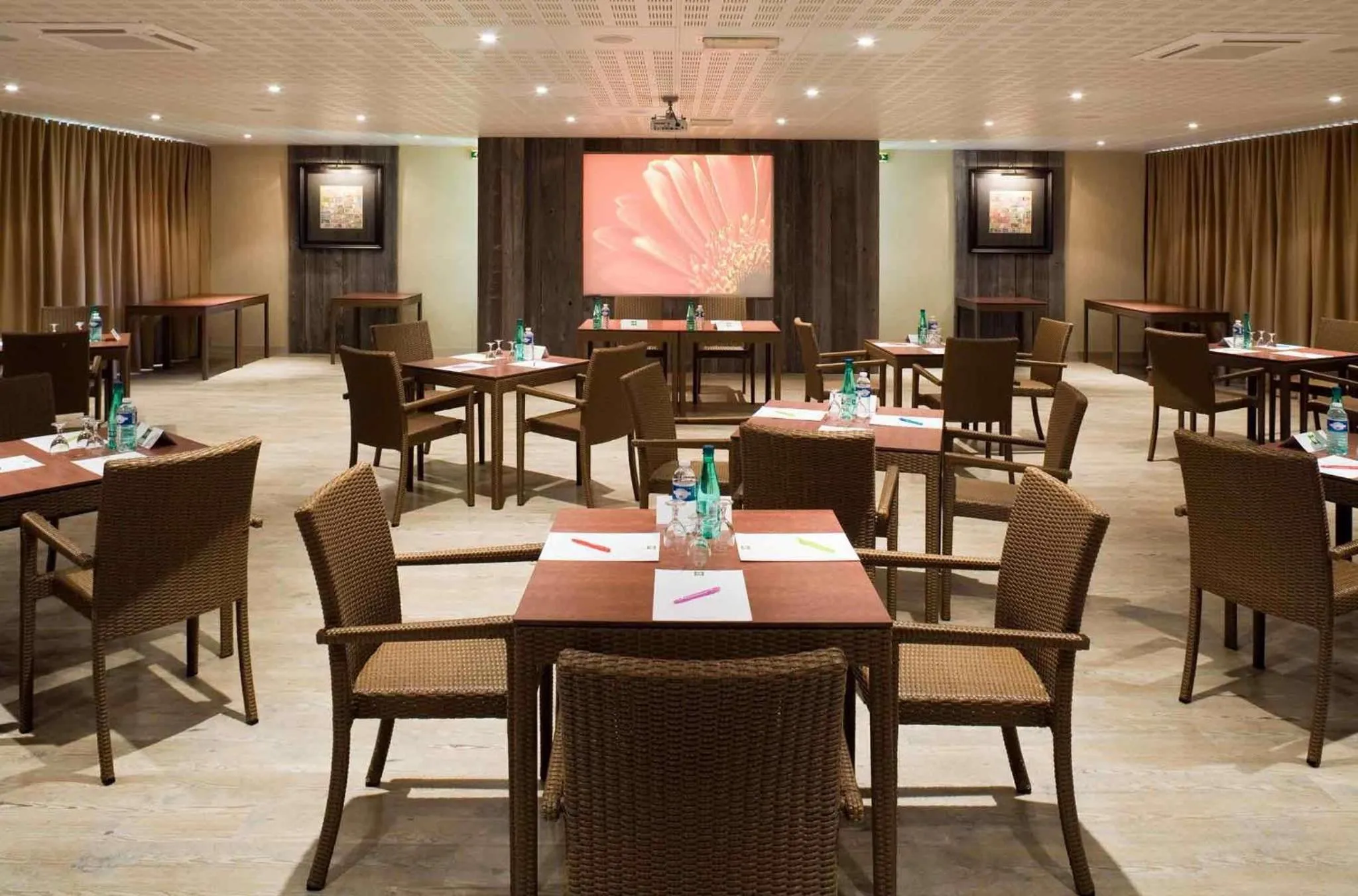 Meeting/conference room in ibis Styles Cholet