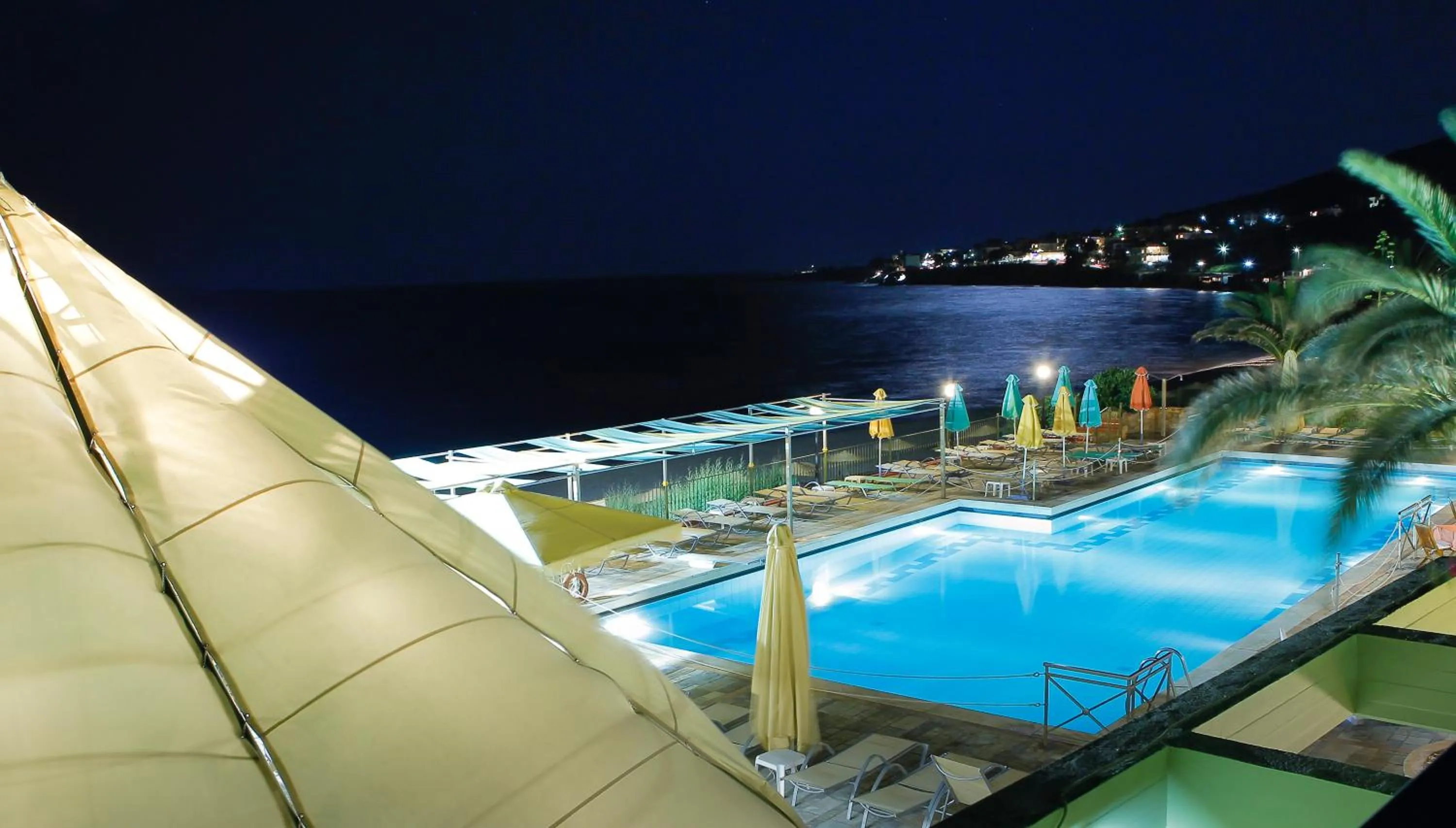 Swimming pool in Golden Sand Hotel