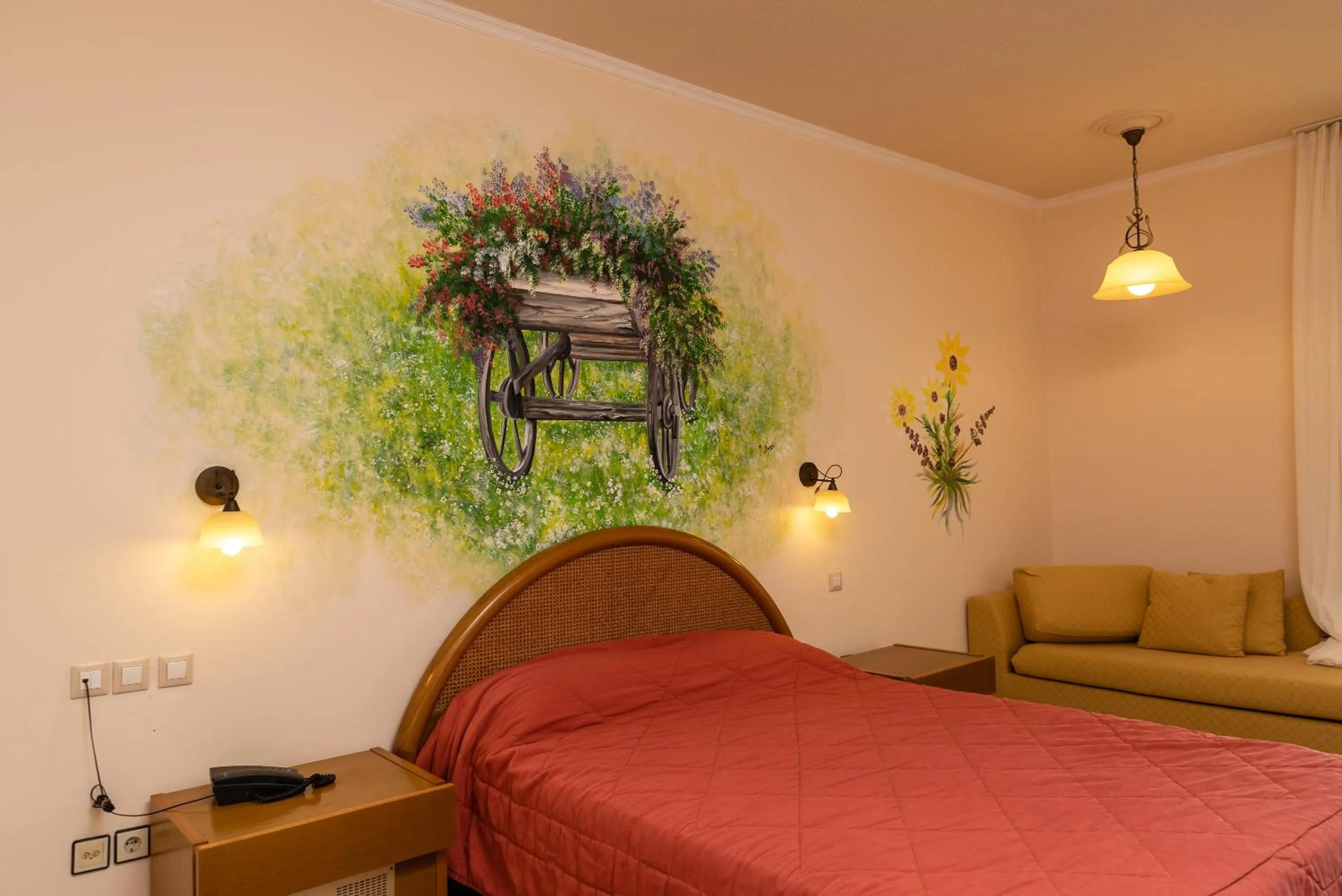 Bedroom, Bed in Golden Sand Hotel