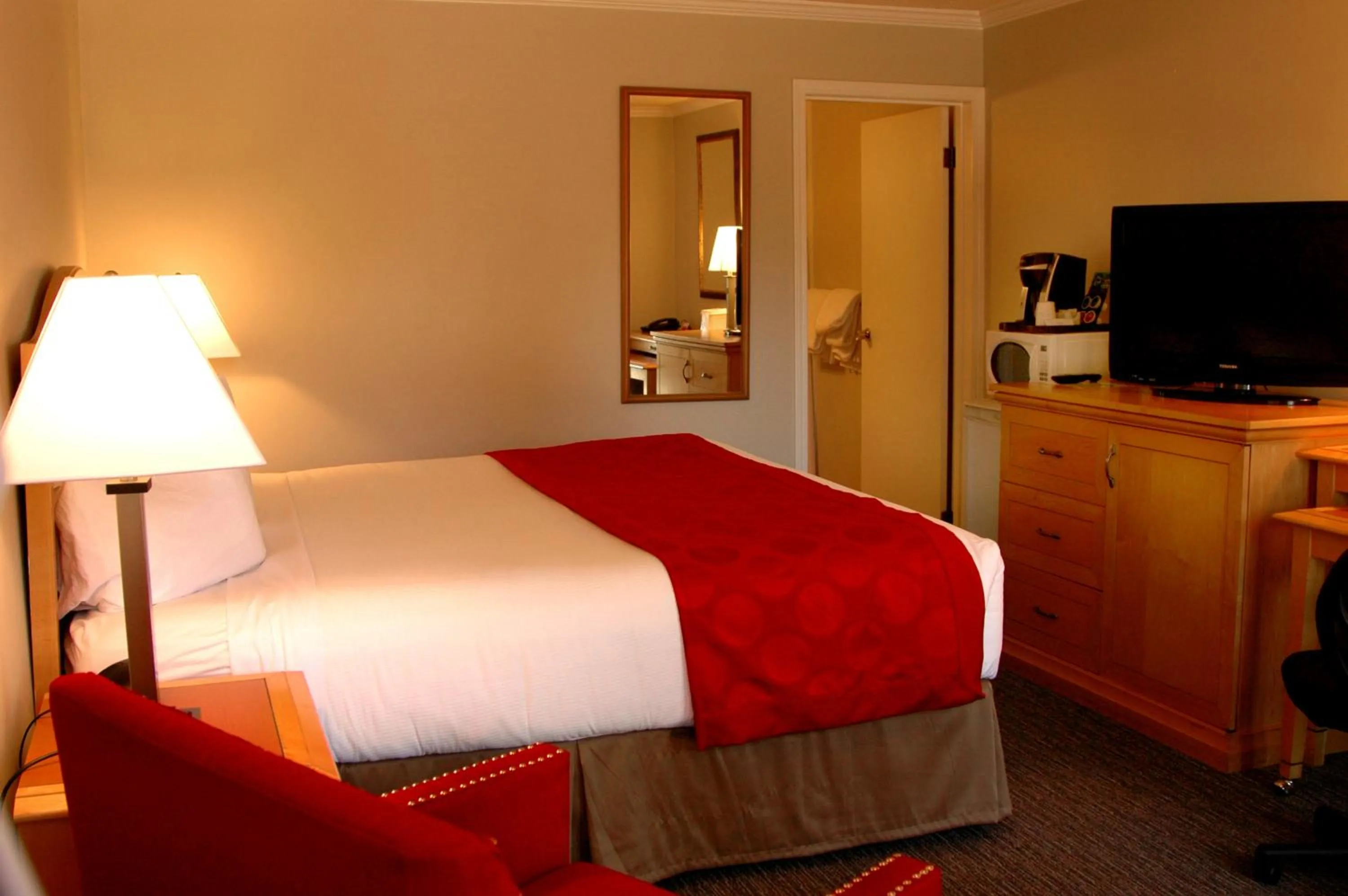 Photo of the whole room, TV/Entertainment Center in Ramada by Wyndham Duncan Cowichan Valley