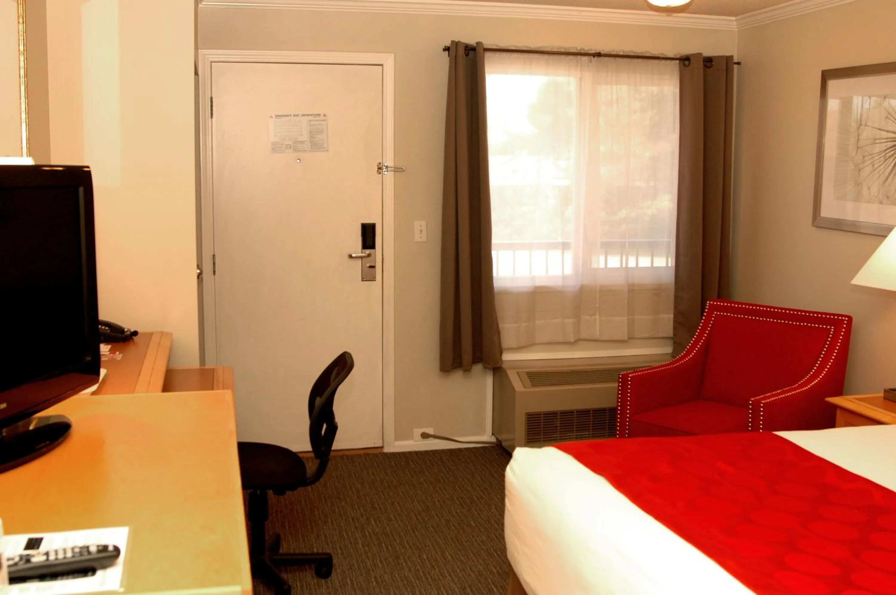 Photo of the whole room, Room Photo in Ramada by Wyndham Duncan Cowichan Valley