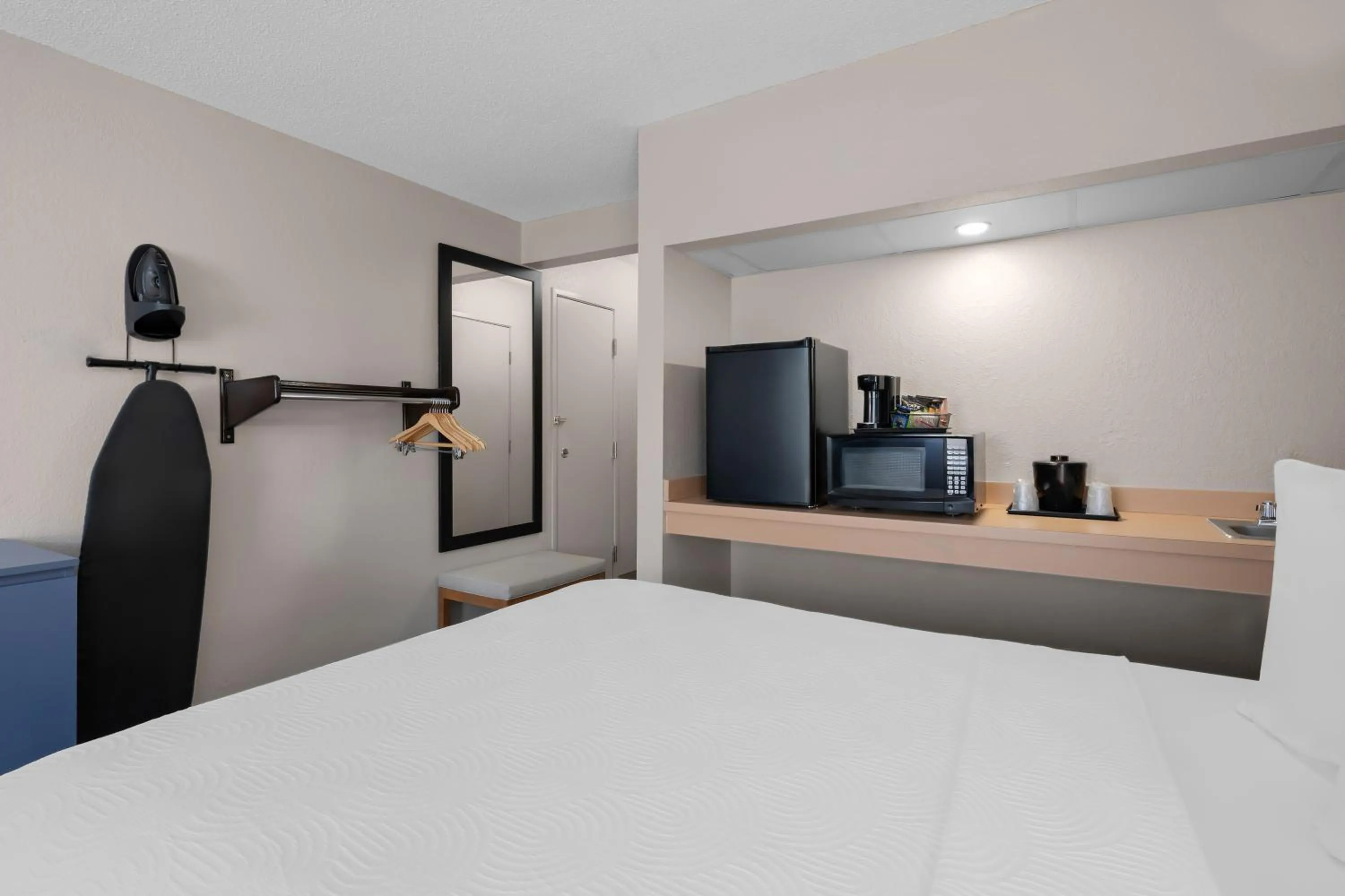 Bedroom, Bed in Country Inn & Suites by Radisson, Near The National Sports Center, Coon Rapids, MN