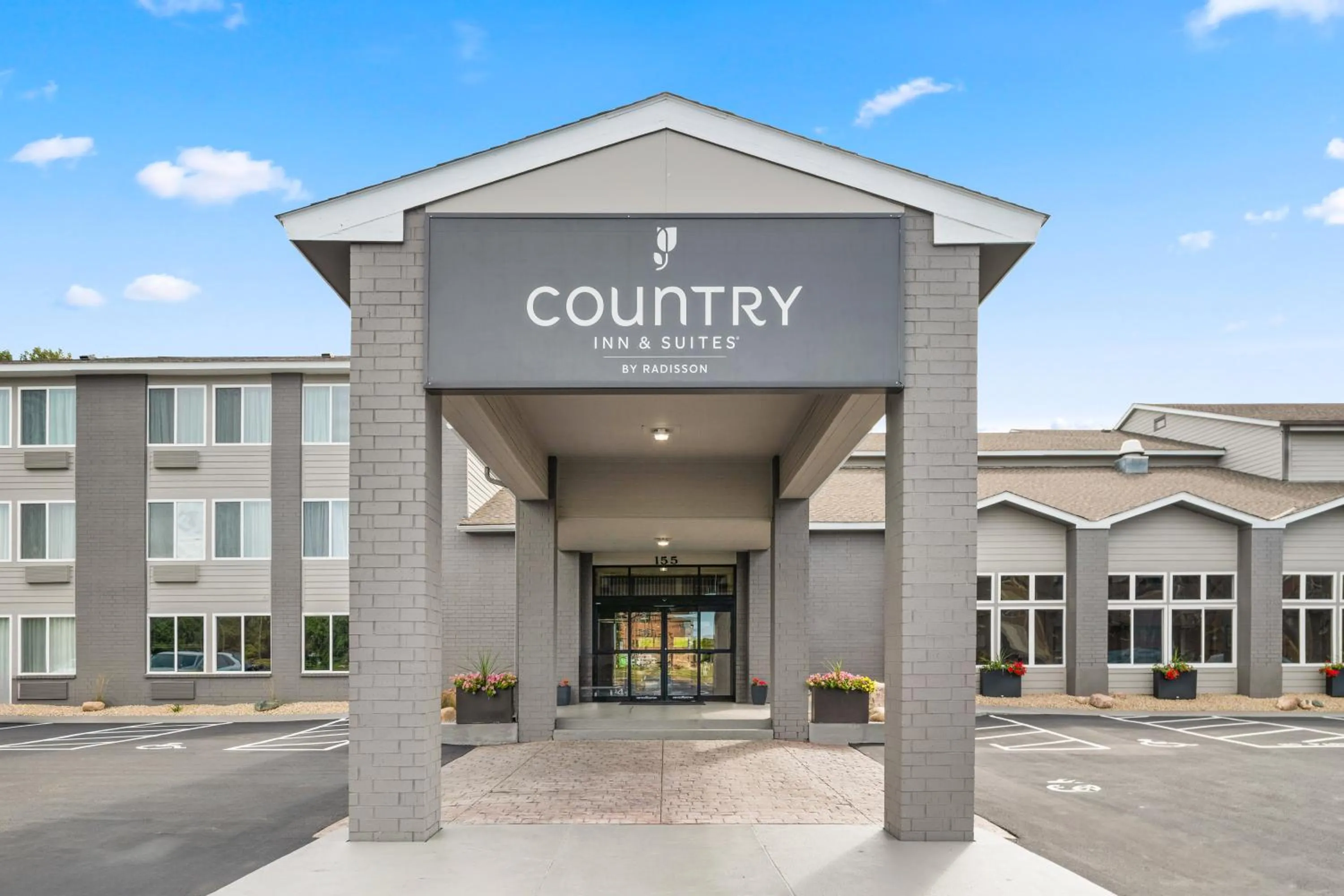 Property building in Country Inn & Suites by Radisson, Near The National Sports Center, Coon Rapids, MN