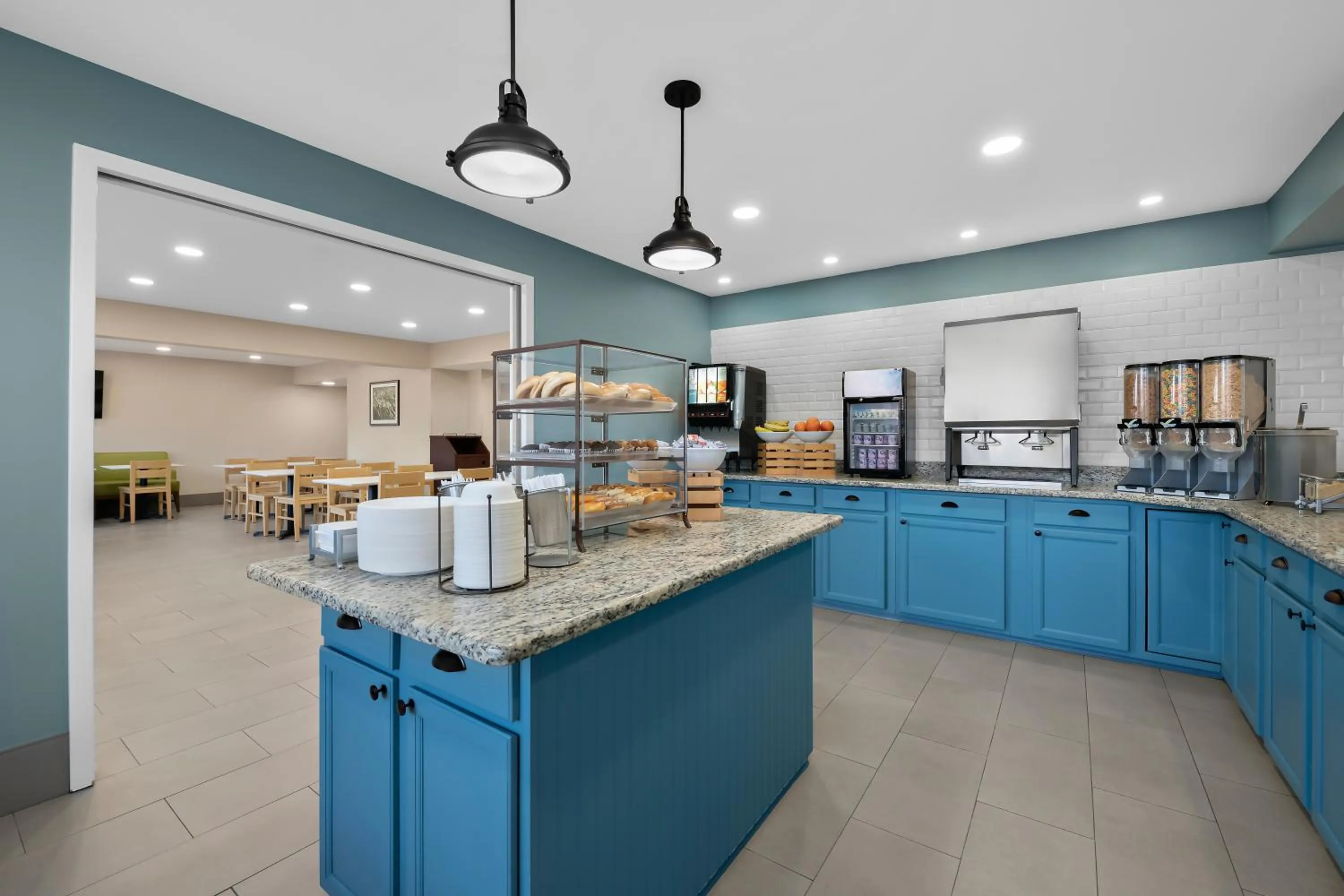 Breakfast in Country Inn & Suites by Radisson, Near The National Sports Center, Coon Rapids, MN