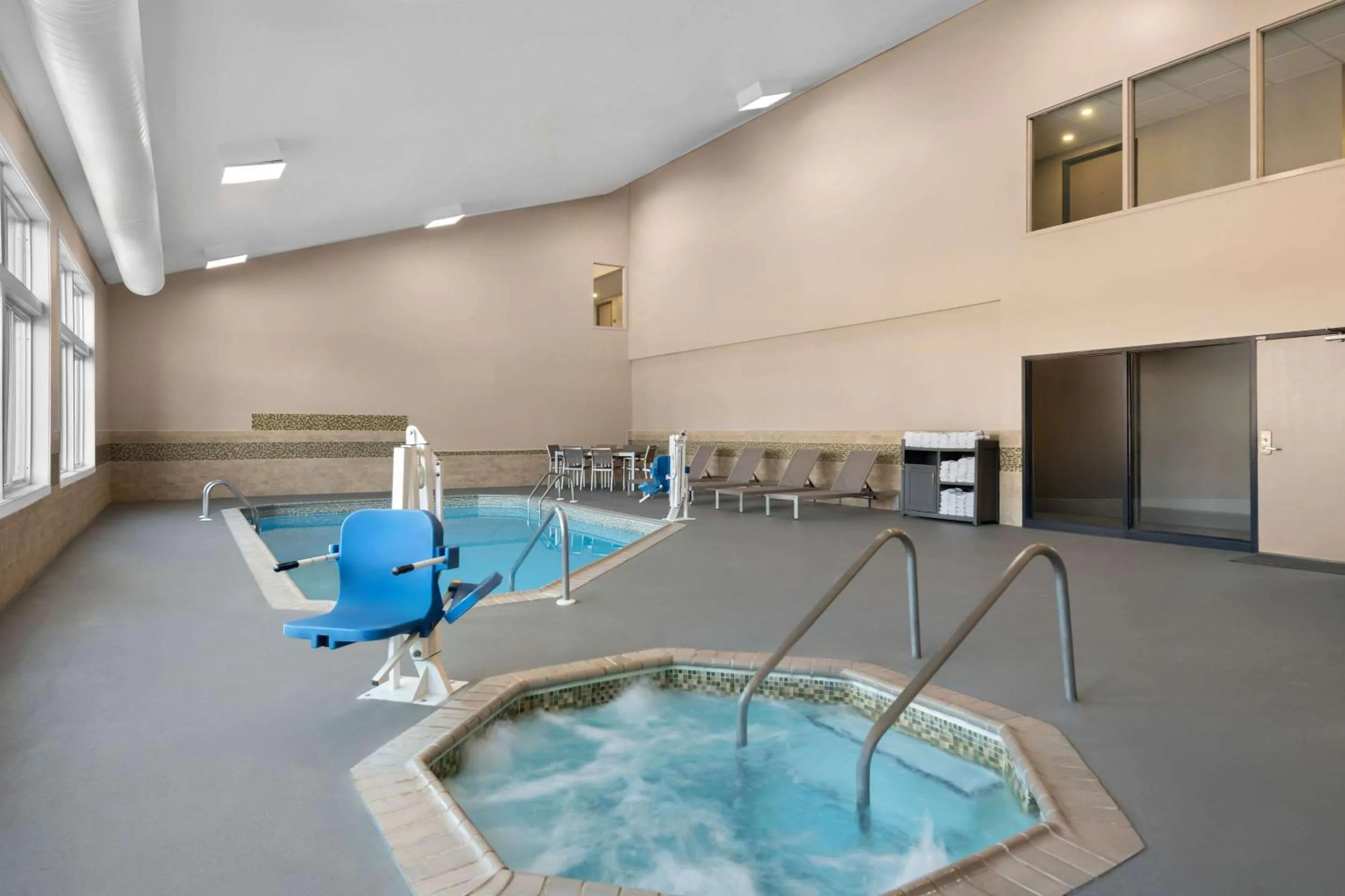 Swimming pool in Country Inn & Suites by Radisson, Near The National Sports Center, Coon Rapids, MN