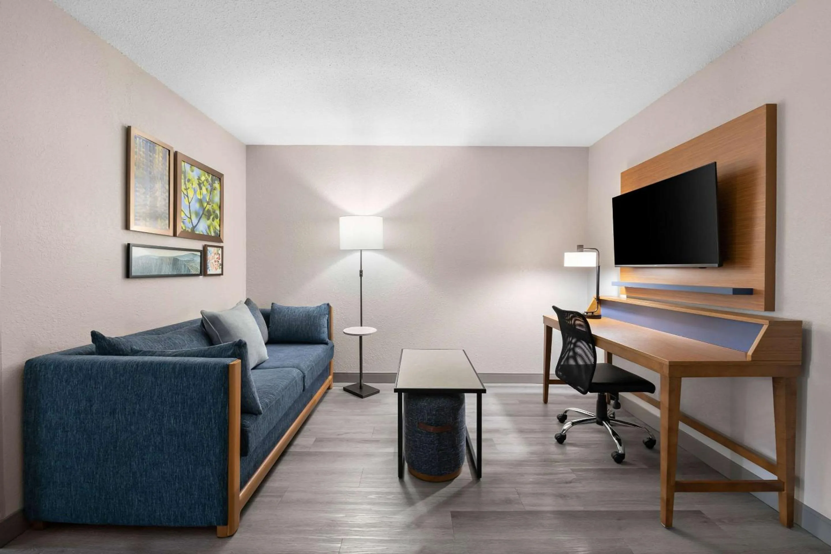 Bedroom in Country Inn & Suites by Radisson, Near The National Sports Center, Coon Rapids, MN