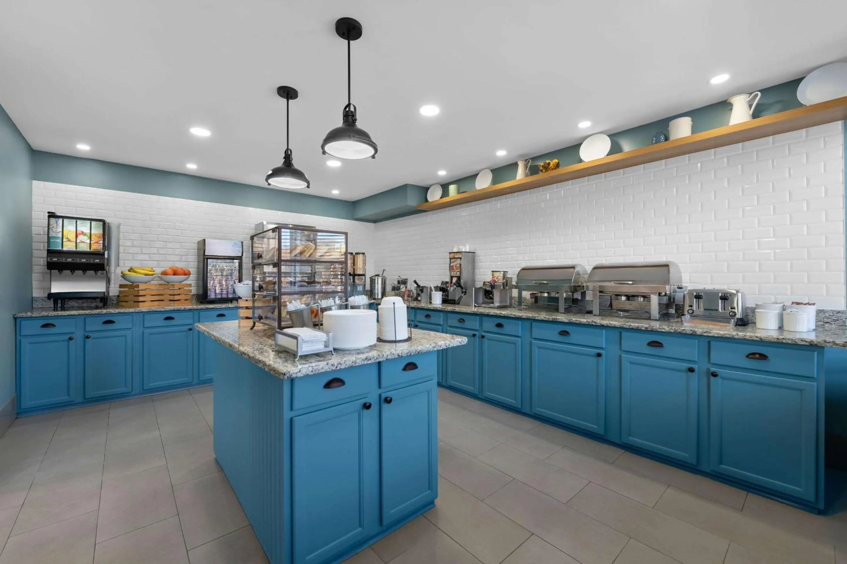 Breakfast in Country Inn & Suites by Radisson, Near The National Sports Center, Coon Rapids, MN