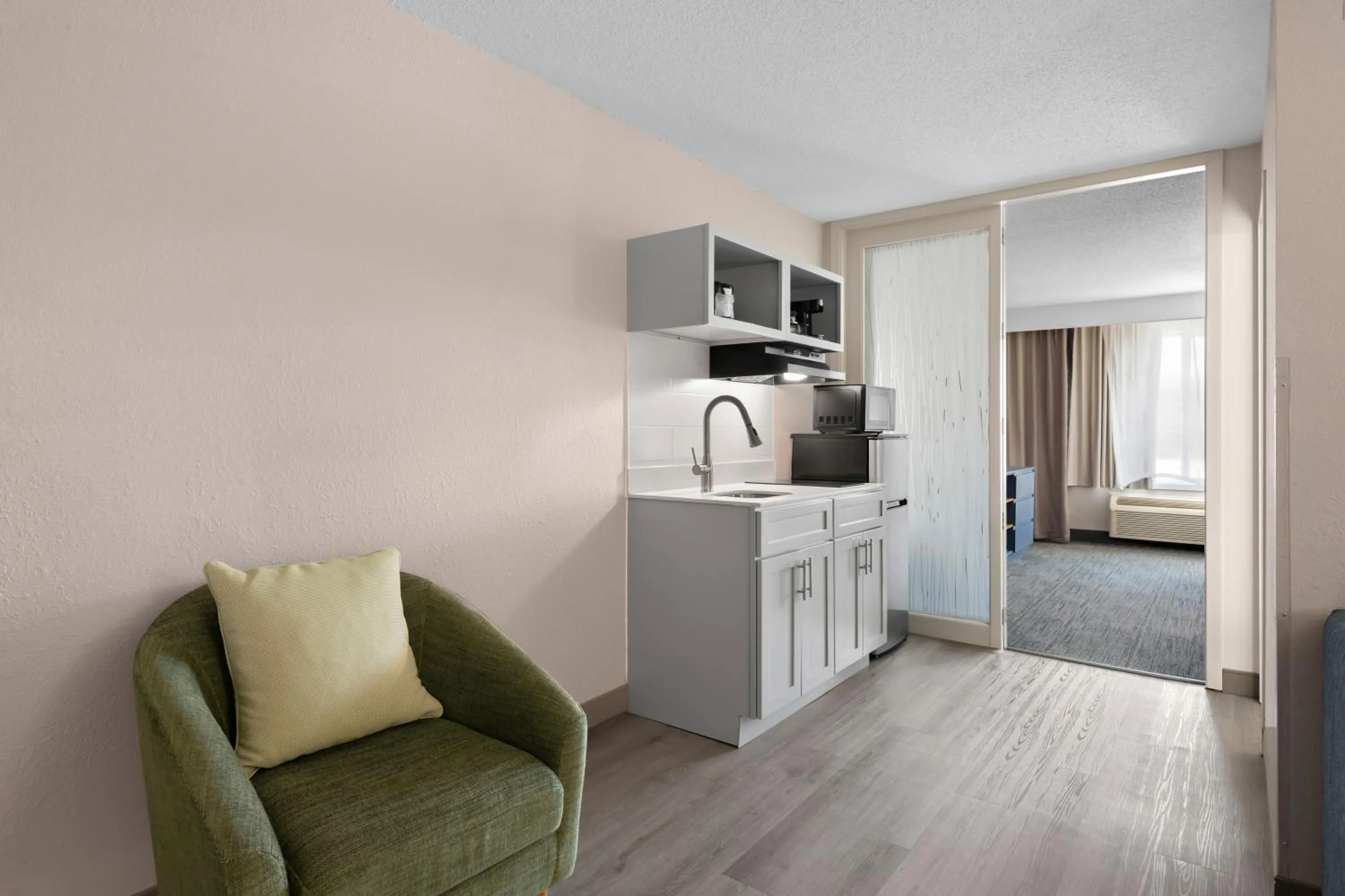 Kitchen or kitchenette in Country Inn & Suites by Radisson, Near The National Sports Center, Coon Rapids, MN