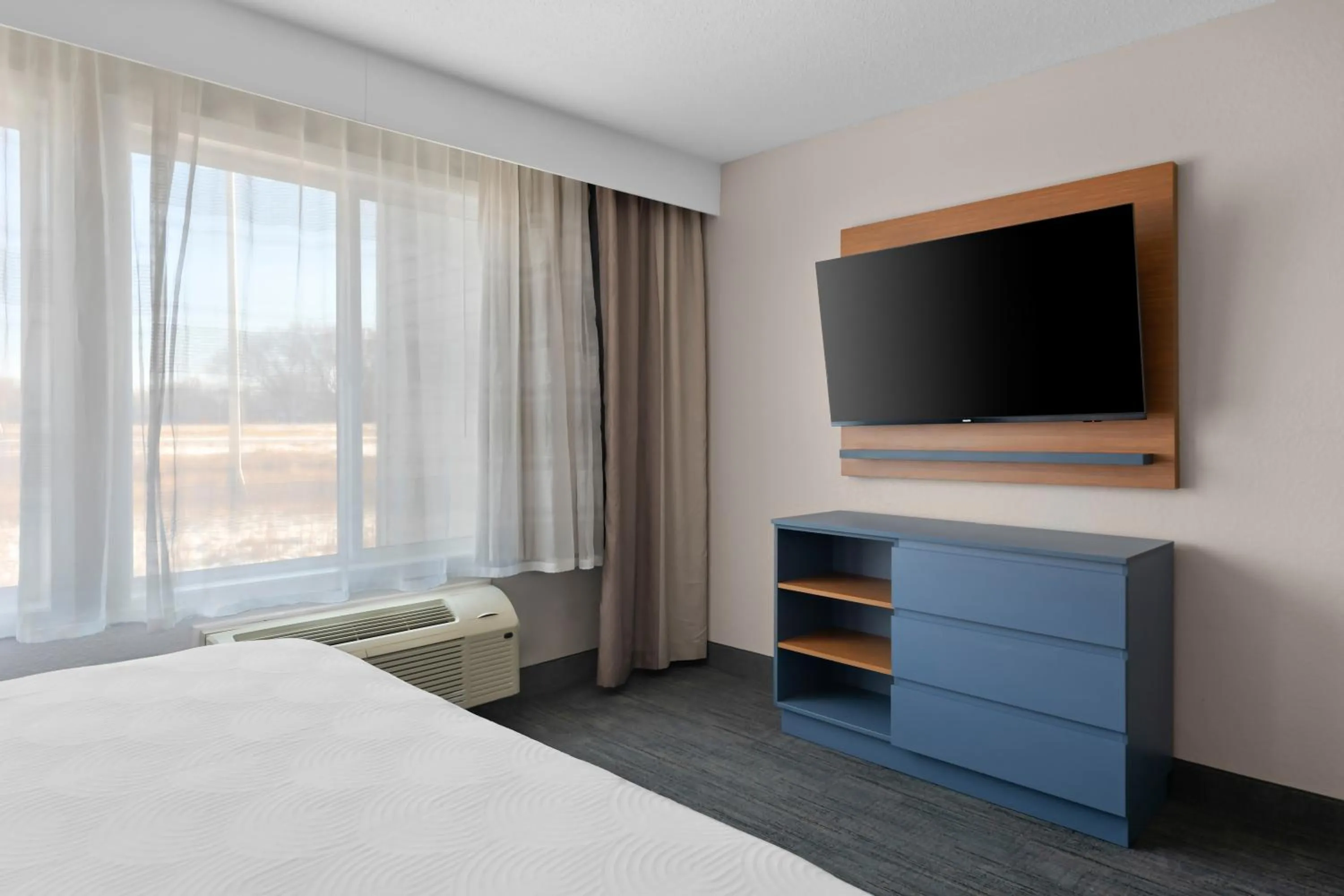 Bed in Country Inn & Suites by Radisson, Near The National Sports Center, Coon Rapids, MN