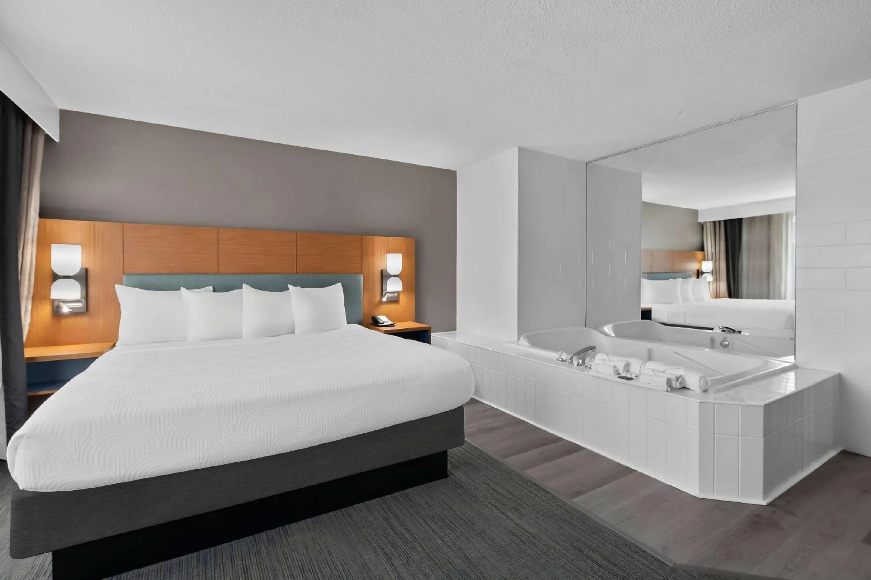 Bedroom, Bed in Country Inn & Suites by Radisson, Near The National Sports Center, Coon Rapids, MN