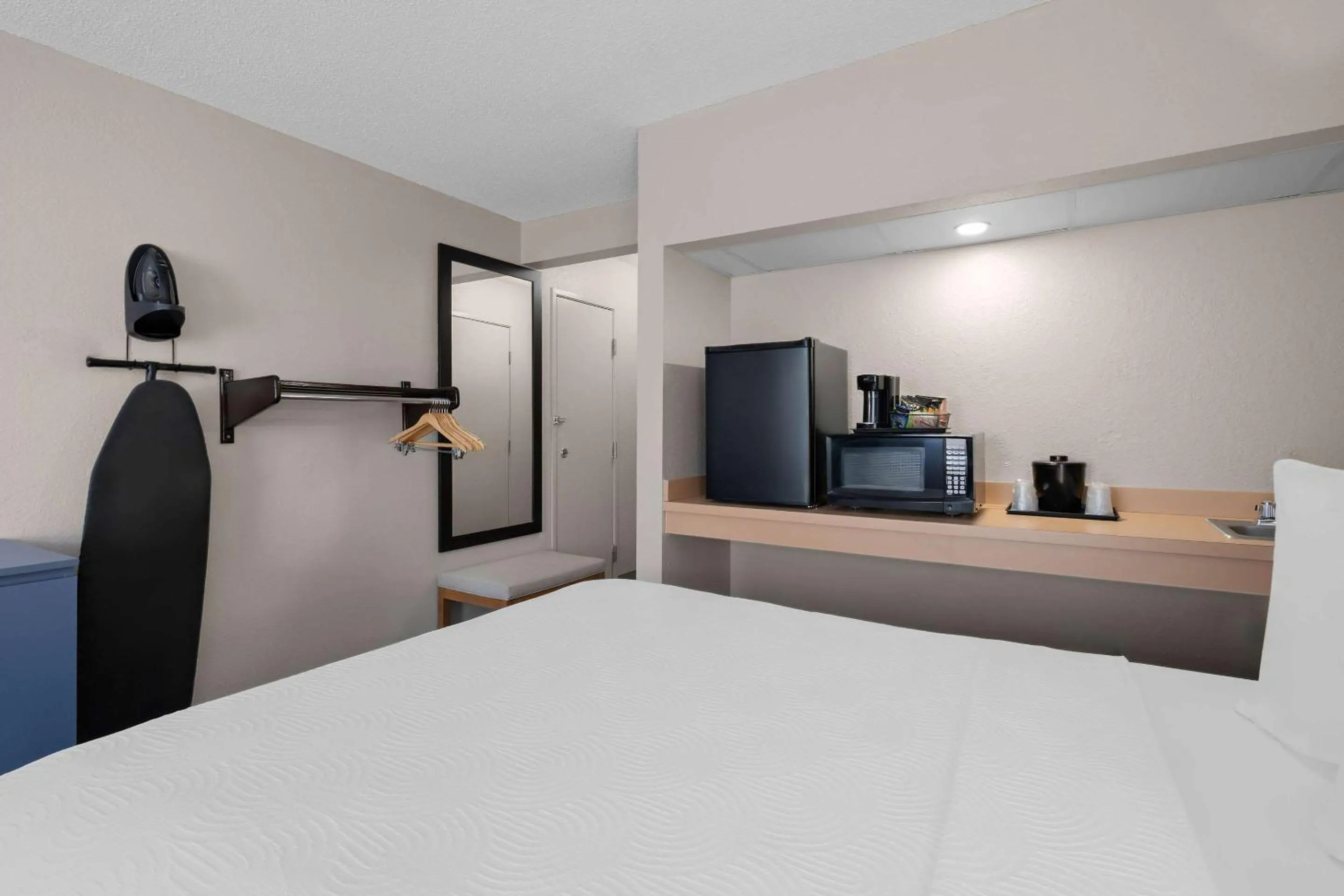 Bedroom, Bed in Country Inn & Suites by Radisson, Near The National Sports Center, Coon Rapids, MN