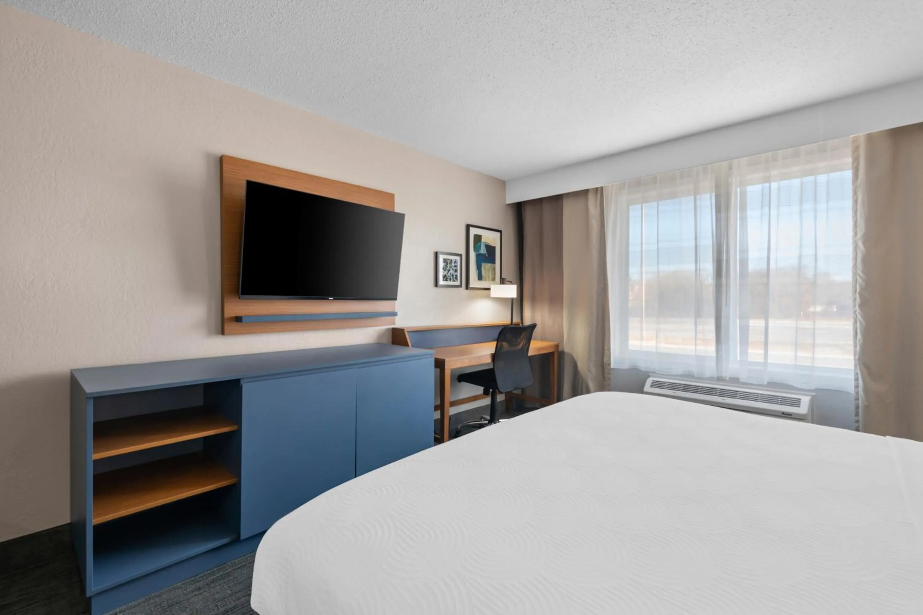 Bed in Country Inn & Suites by Radisson, Near The National Sports Center, Coon Rapids, MN