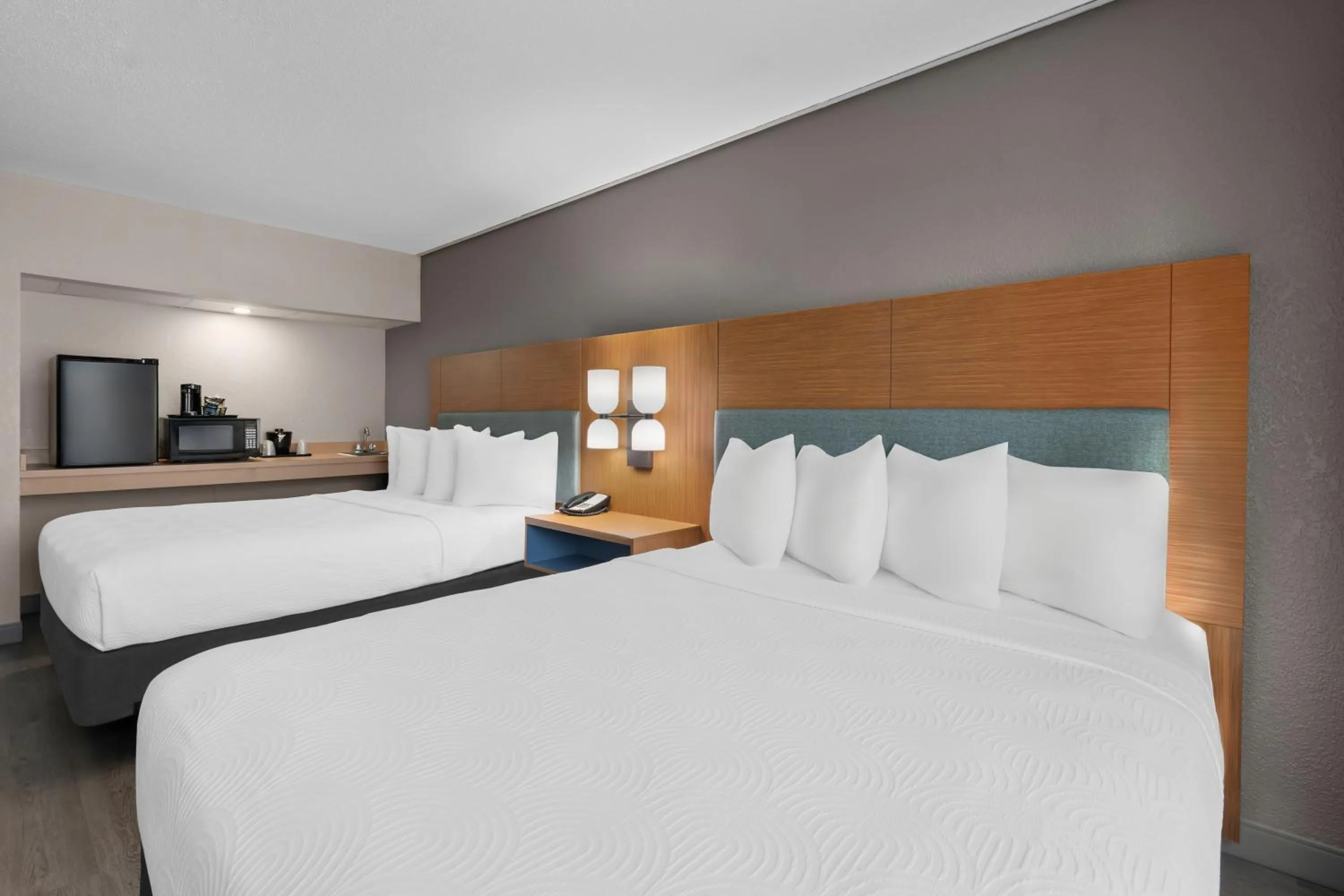 Bedroom, Bed in Country Inn & Suites by Radisson, Near The National Sports Center, Coon Rapids, MN