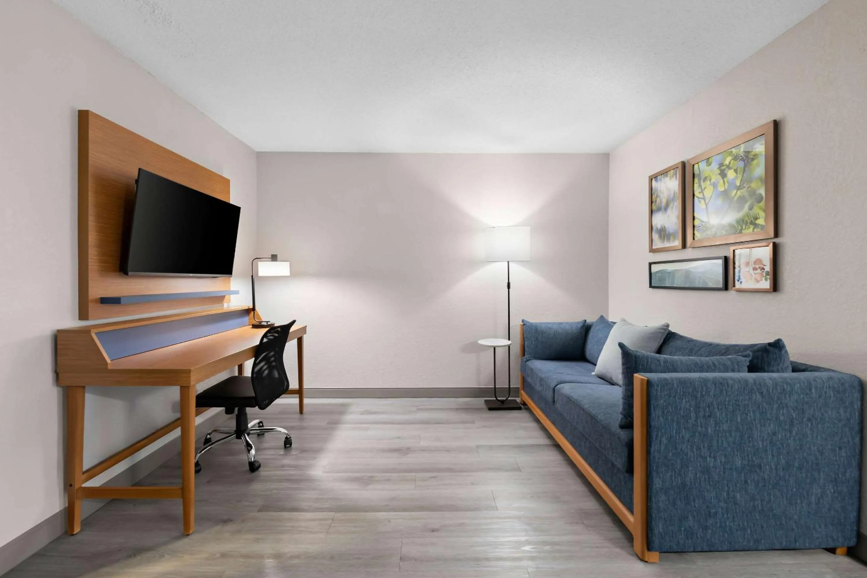 Bedroom in Country Inn & Suites by Radisson, Near The National Sports Center, Coon Rapids, MN