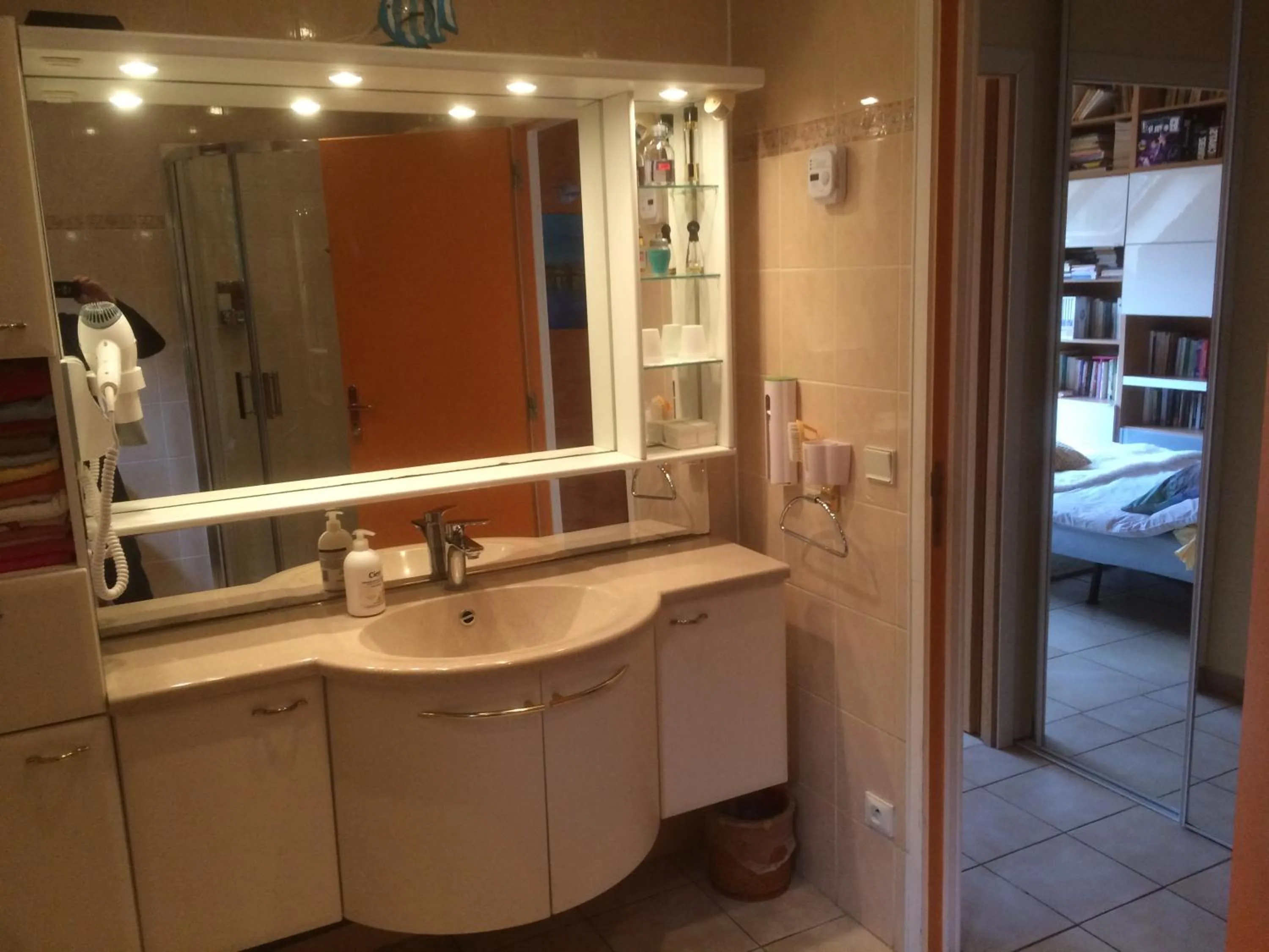 Bathroom, Bed in Chambre plein confort