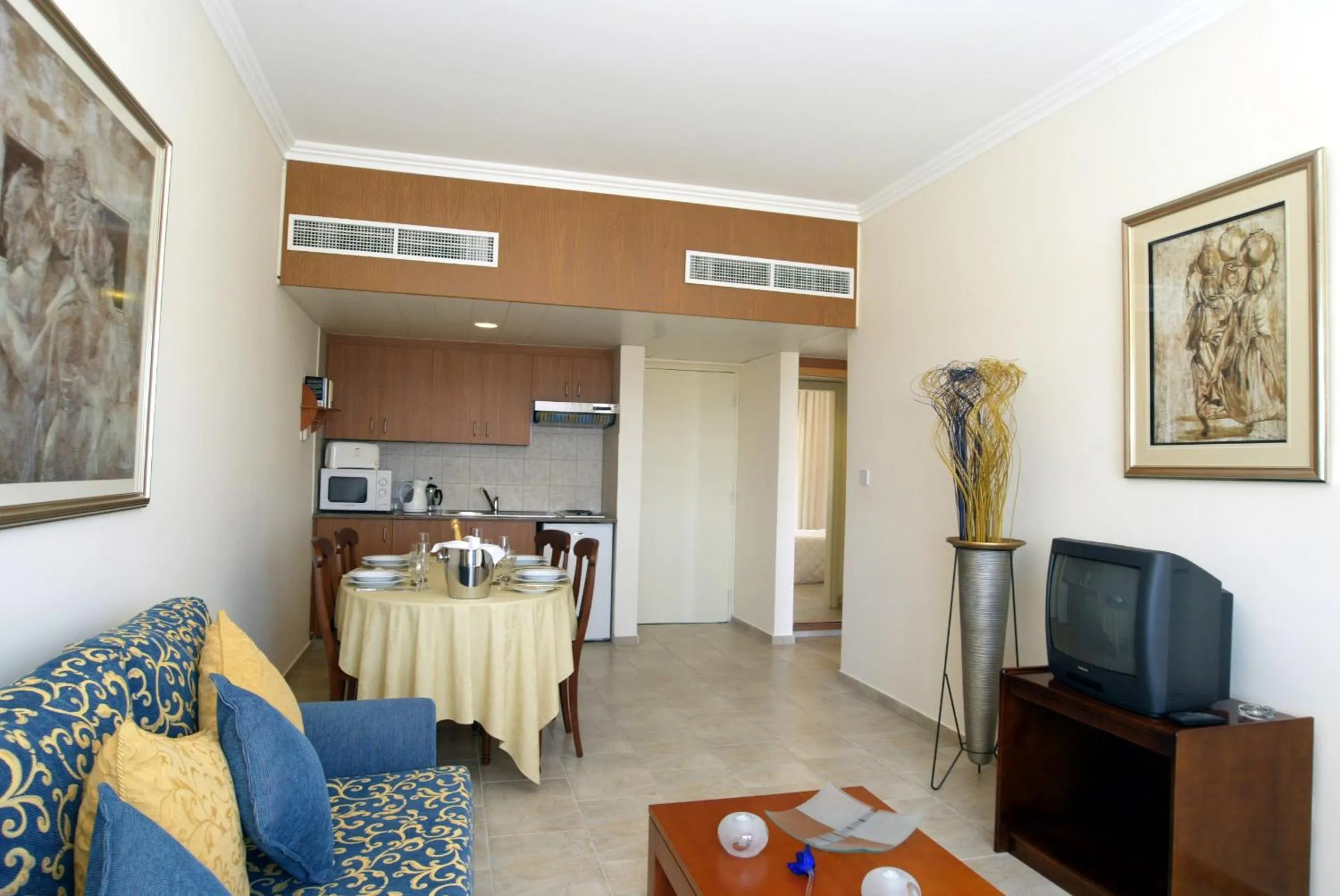 Kitchen or kitchenette in Panareti Coral Bay Villas