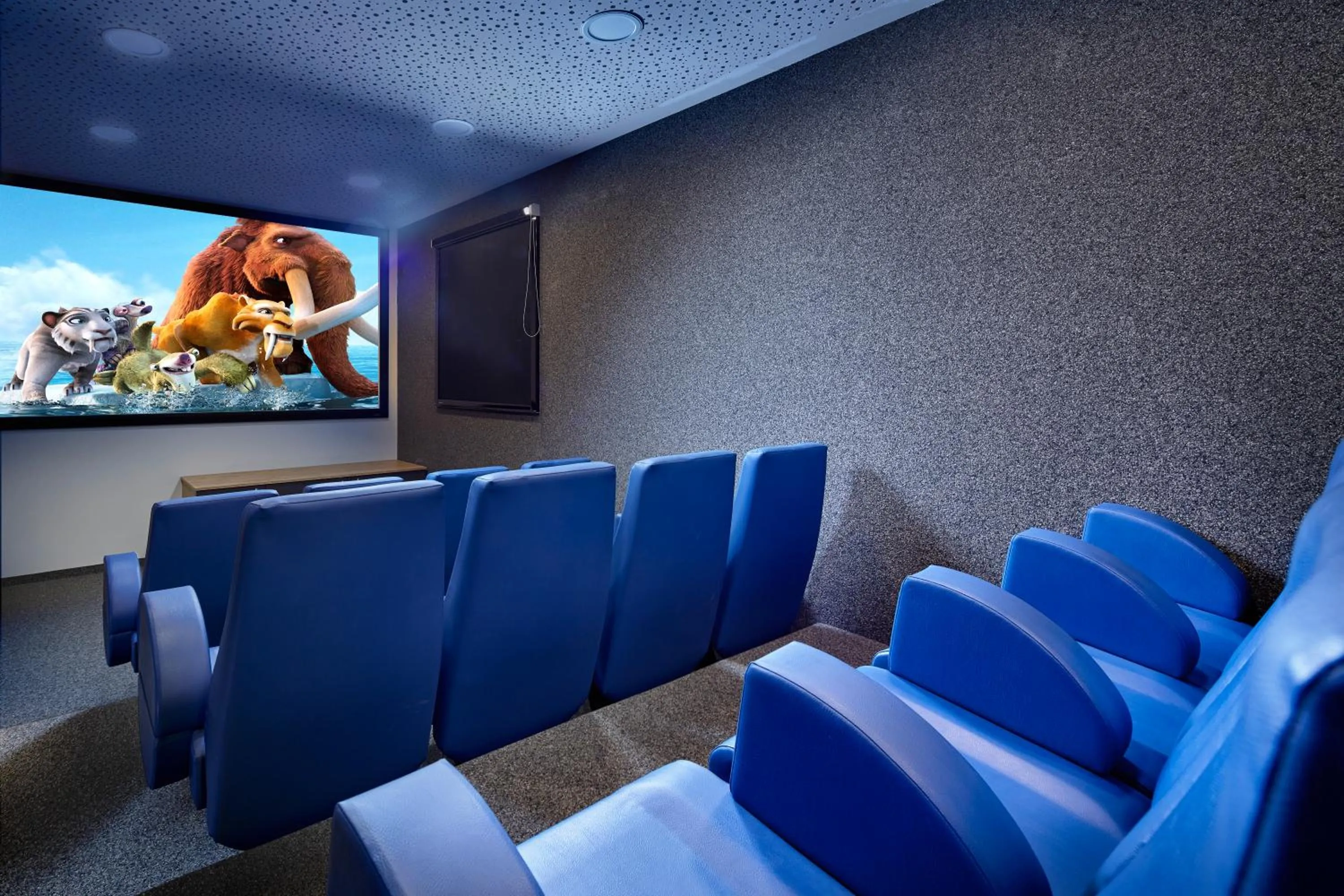 Communal lounge/ TV room in Hotel Quelle Nature Spa Resort