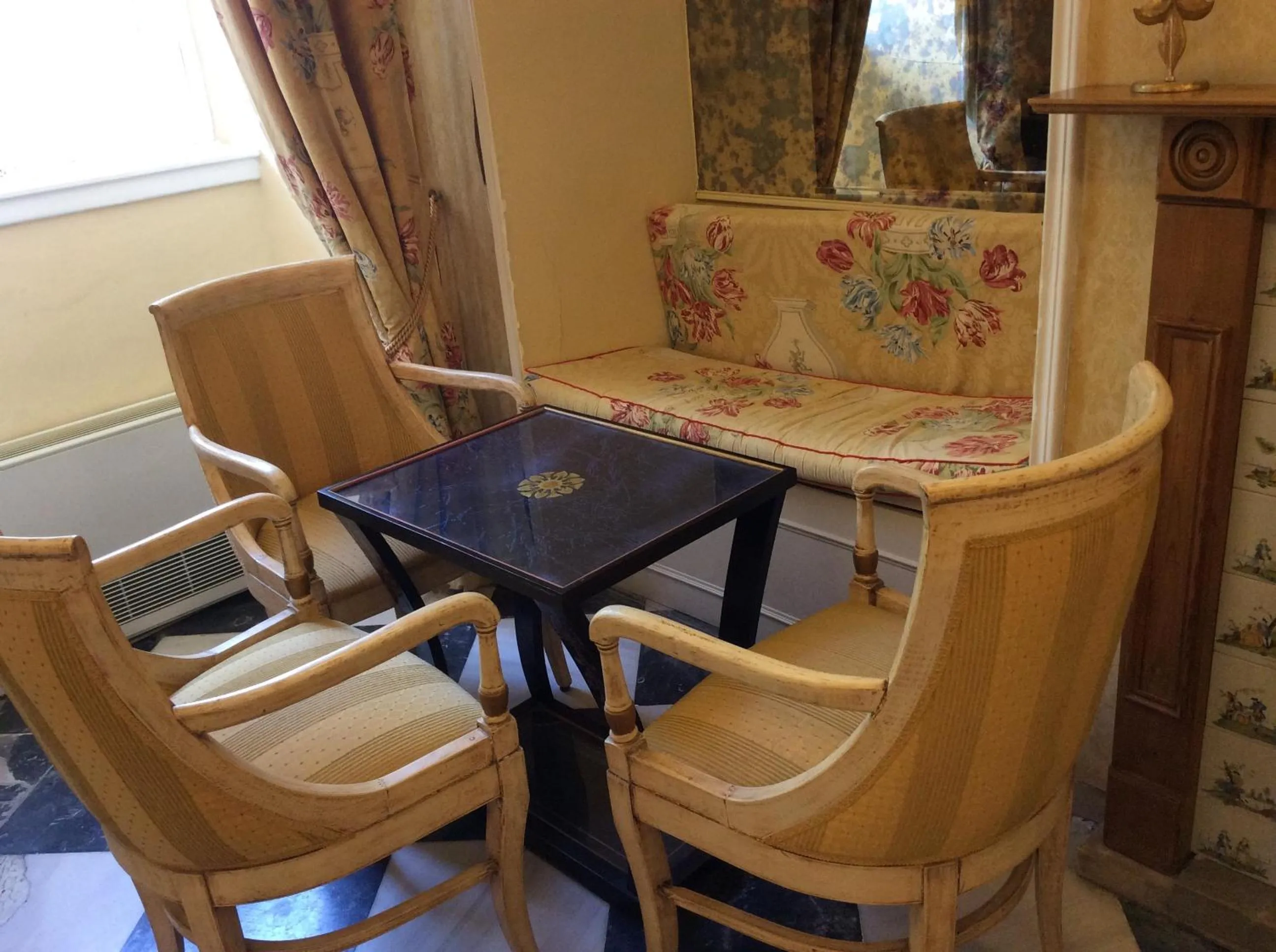 Restaurant/places to eat in Cavalieri Hotel