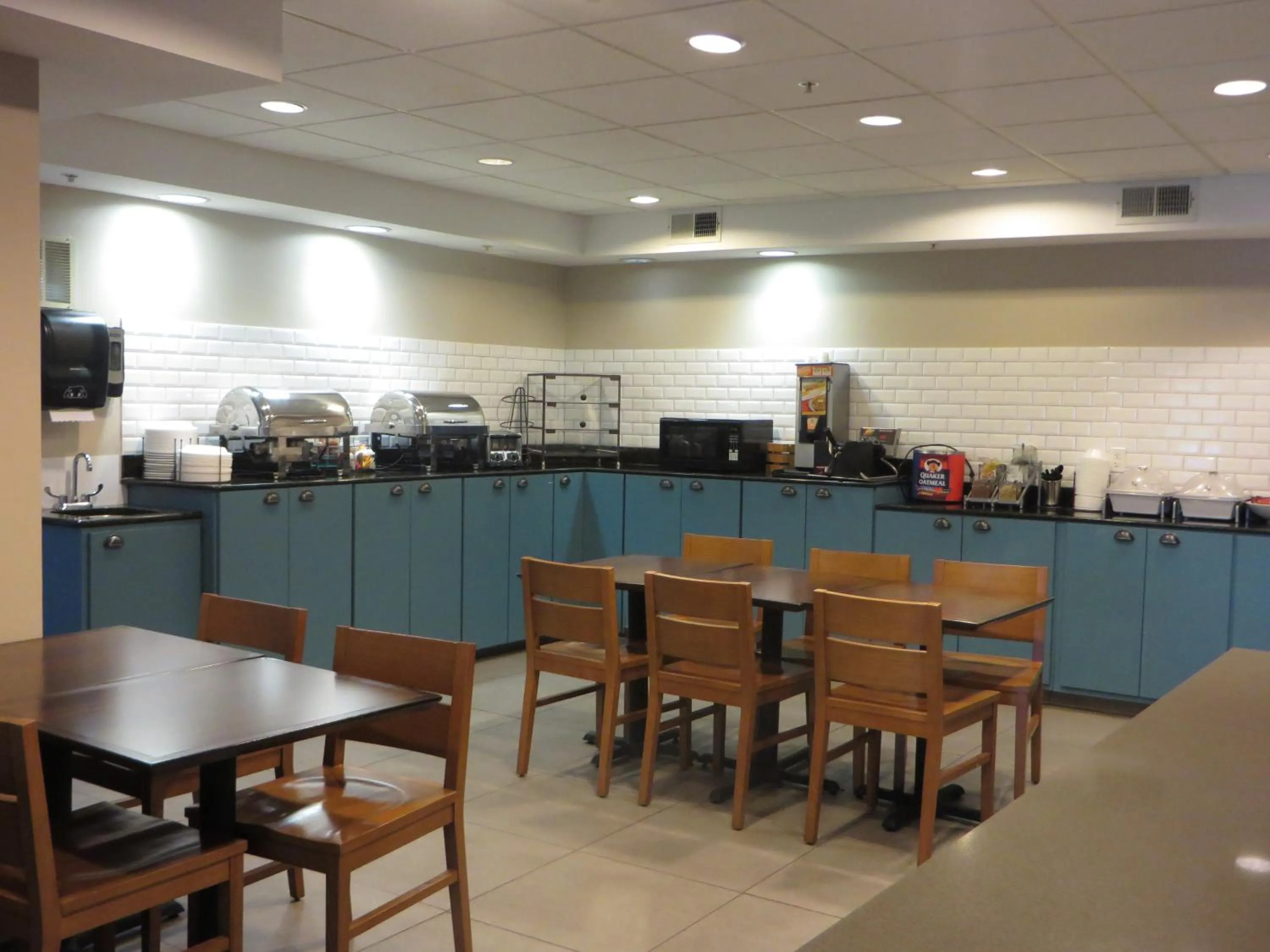 Restaurant/places to eat in Country Inn & Suites by Radisson, Camp Springs Andrews Air Force Base , MD