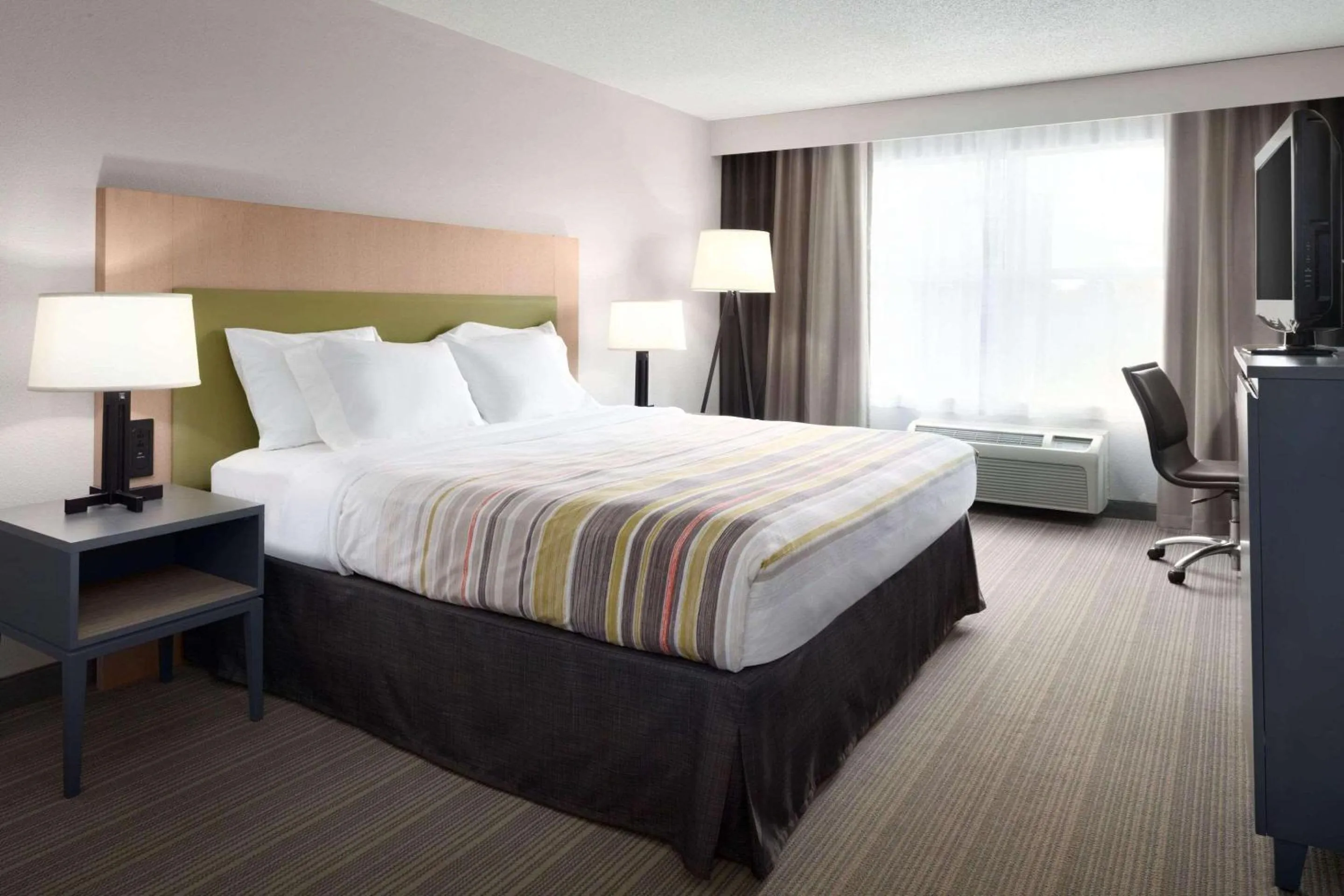 Bedroom, Bed in Country Inn & Suites by Radisson, Camp Springs Andrews Air Force Base , MD