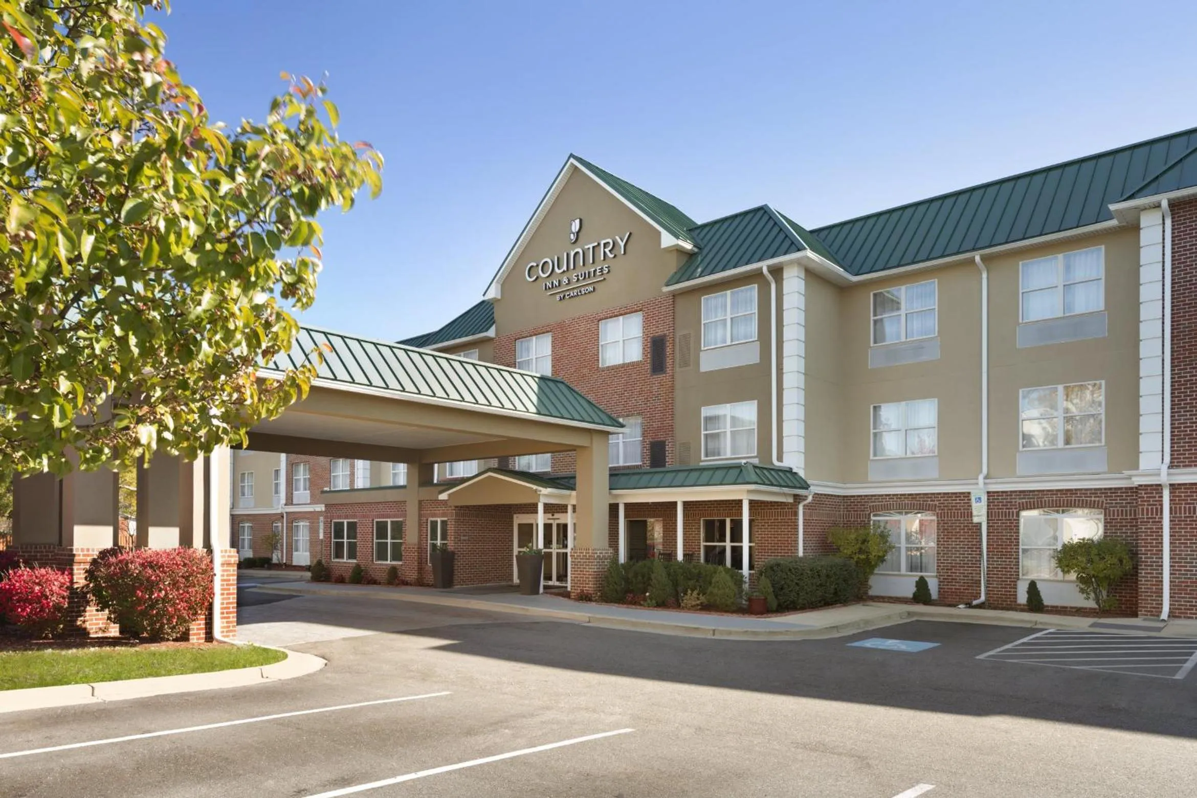Property building in Country Inn & Suites by Radisson, Camp Springs Andrews Air Force Base , MD