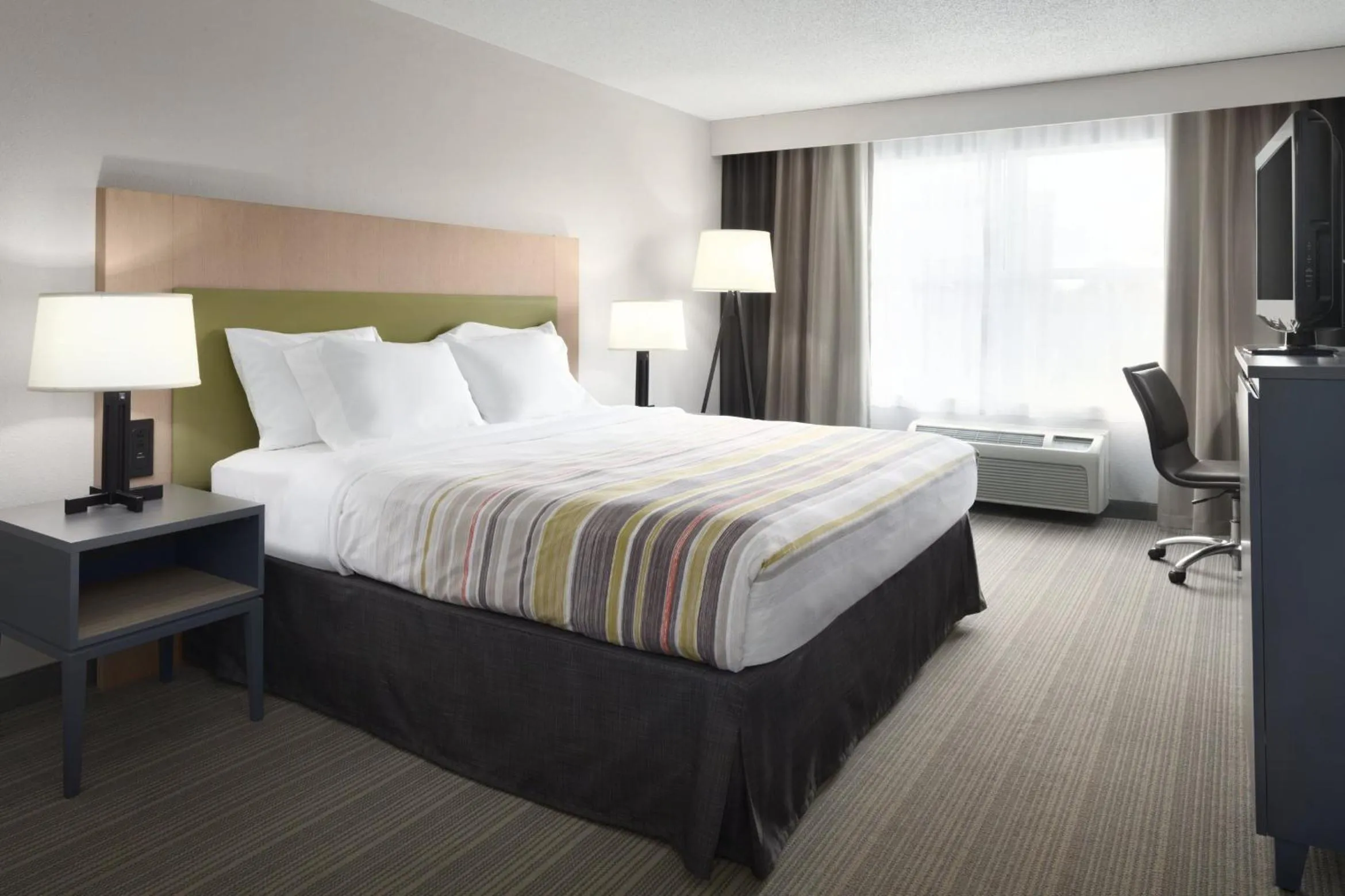 Bed in Country Inn & Suites by Radisson, Camp Springs Andrews Air Force Base , MD