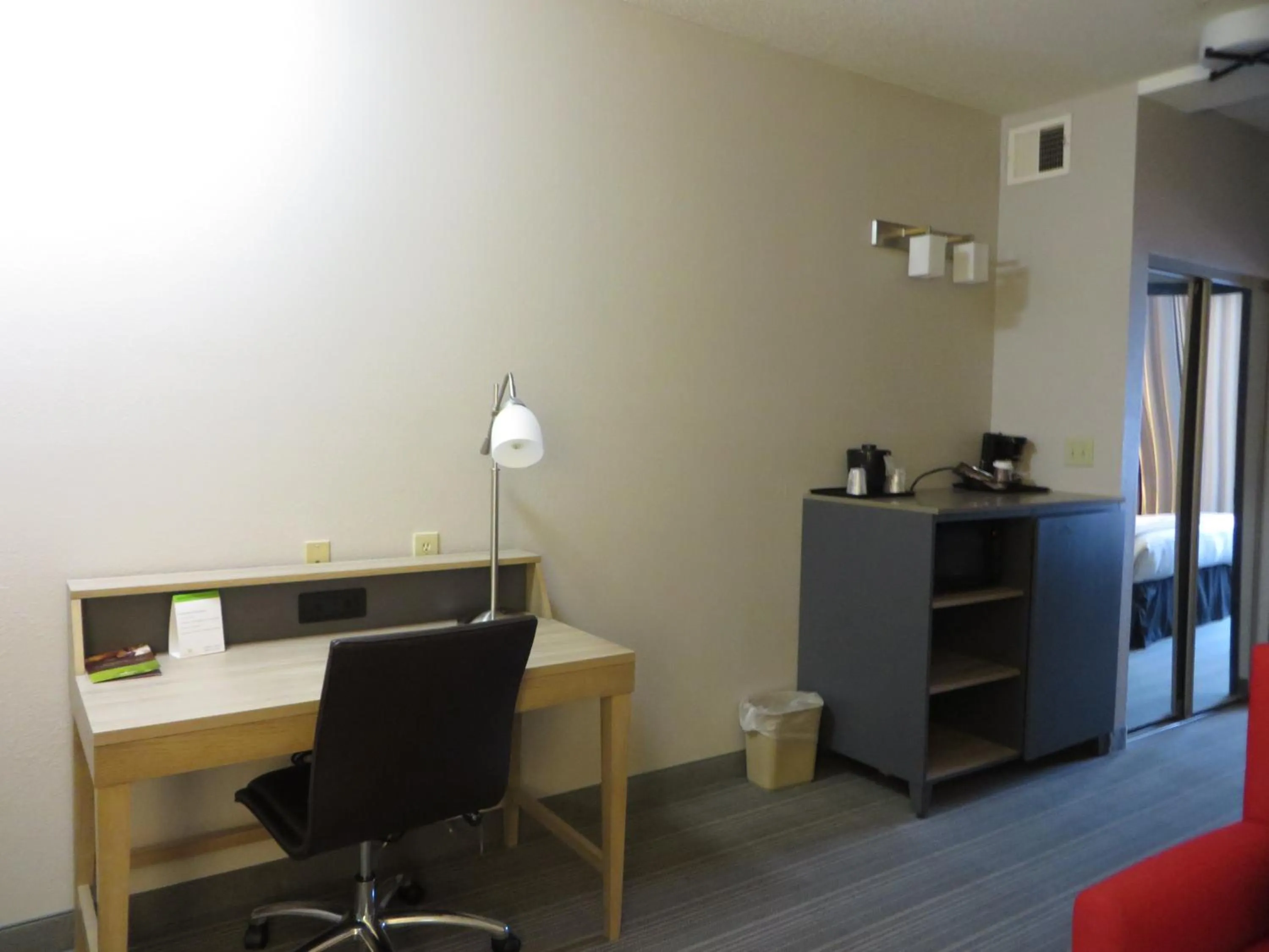 Coffee/tea facilities in Country Inn & Suites by Radisson, Camp Springs Andrews Air Force Base , MD