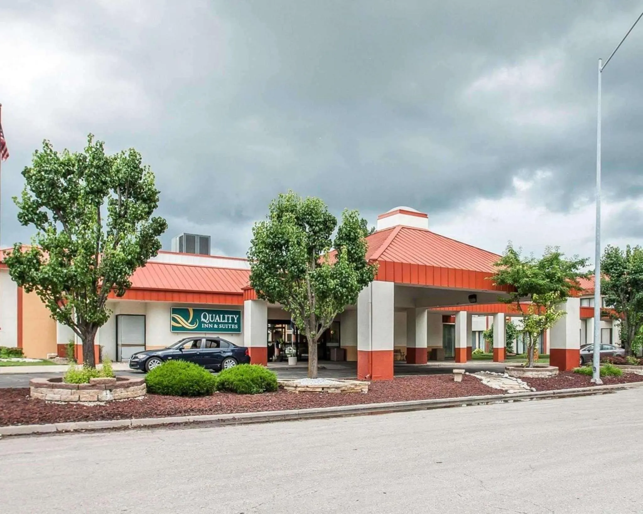 Property building in Quality Inn & Suites Kansas City I-435N Near Sports Complex