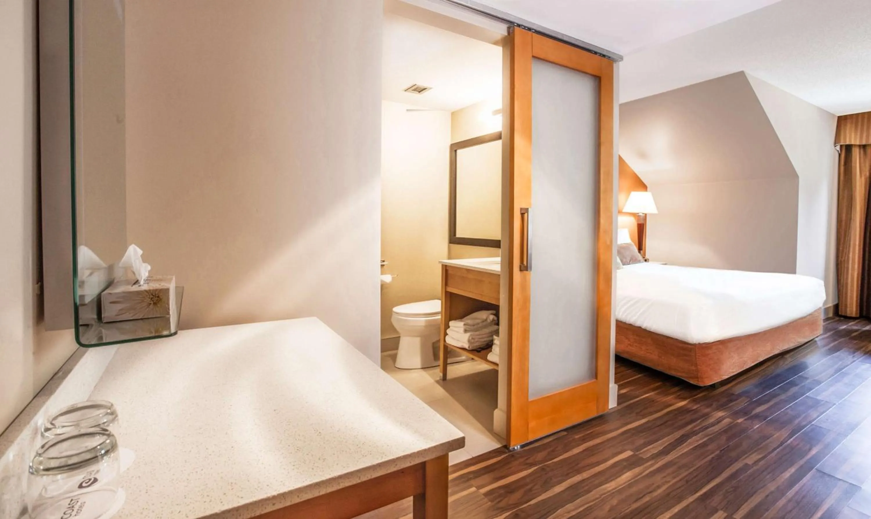 Bedroom, Bed in Coast Hillcrest Hotel