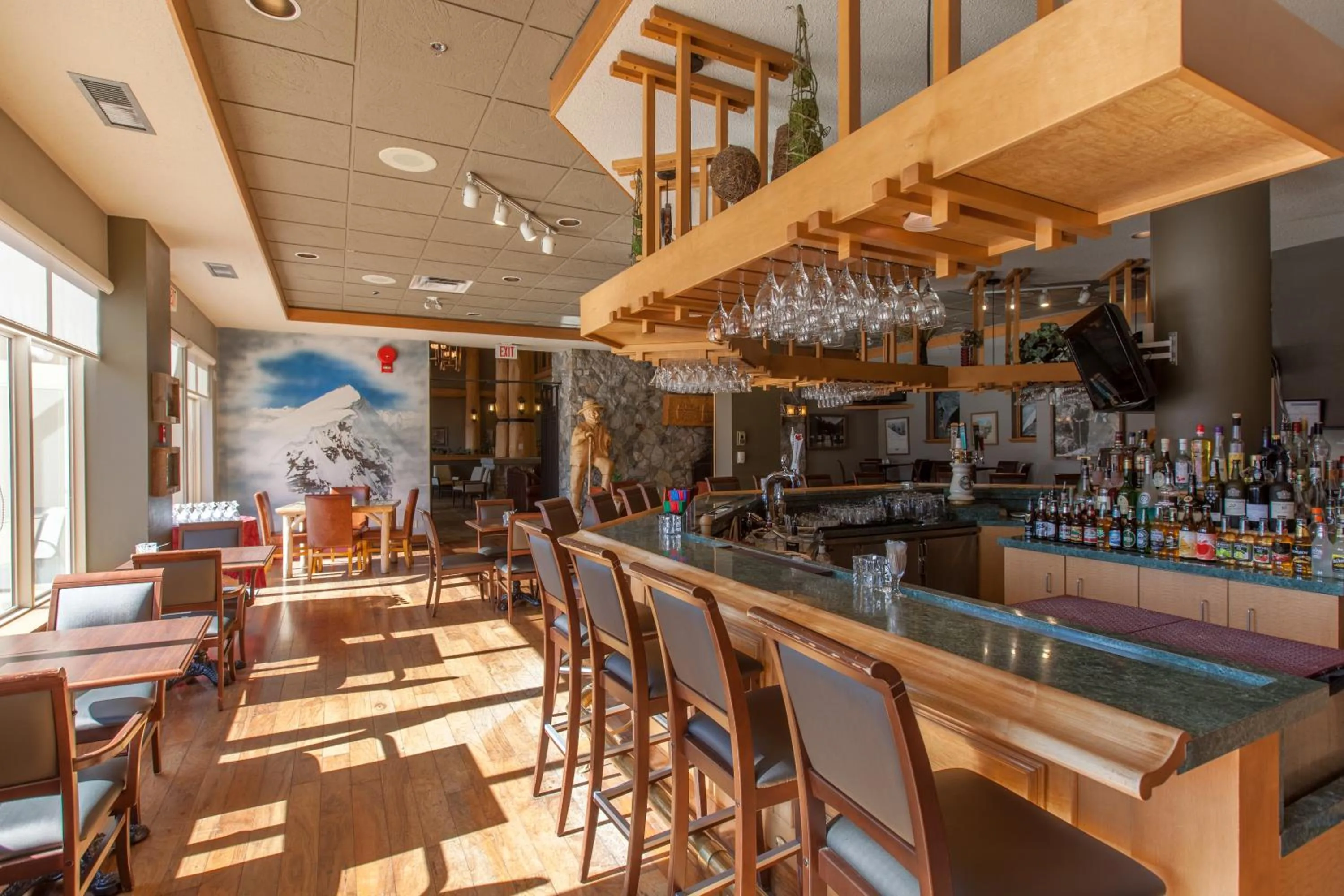 Restaurant/places to eat in Coast Hillcrest Hotel