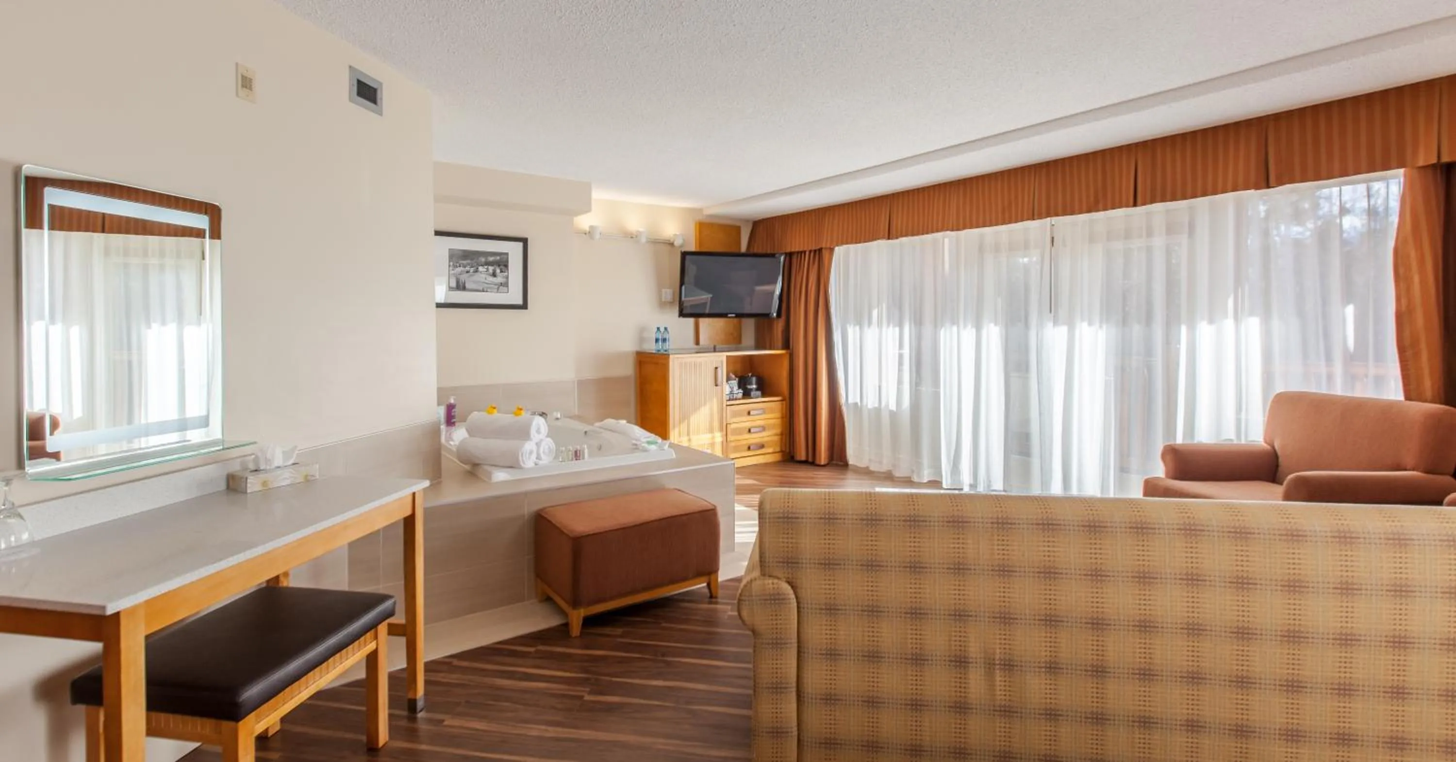 Photo of the whole room, Bed in Coast Hillcrest Hotel