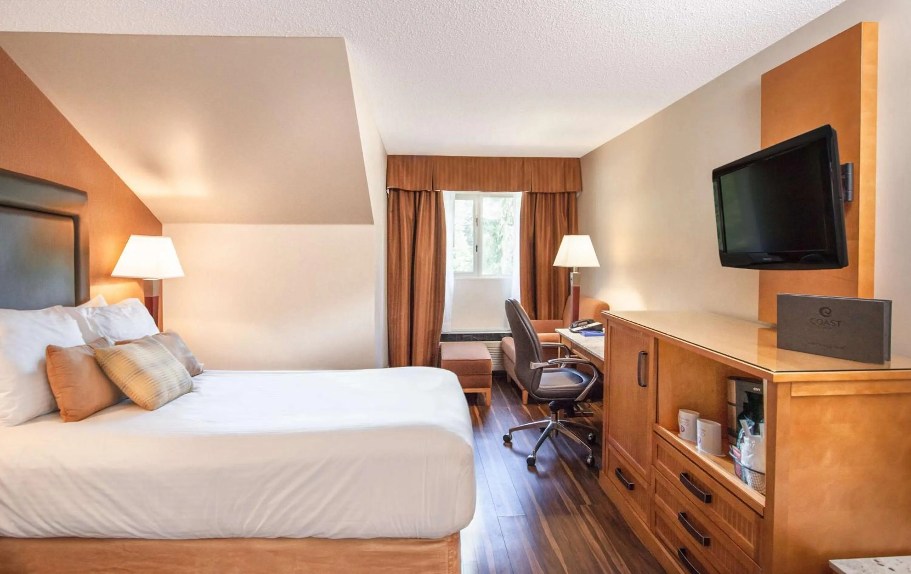 Bedroom, Bed in Coast Hillcrest Hotel