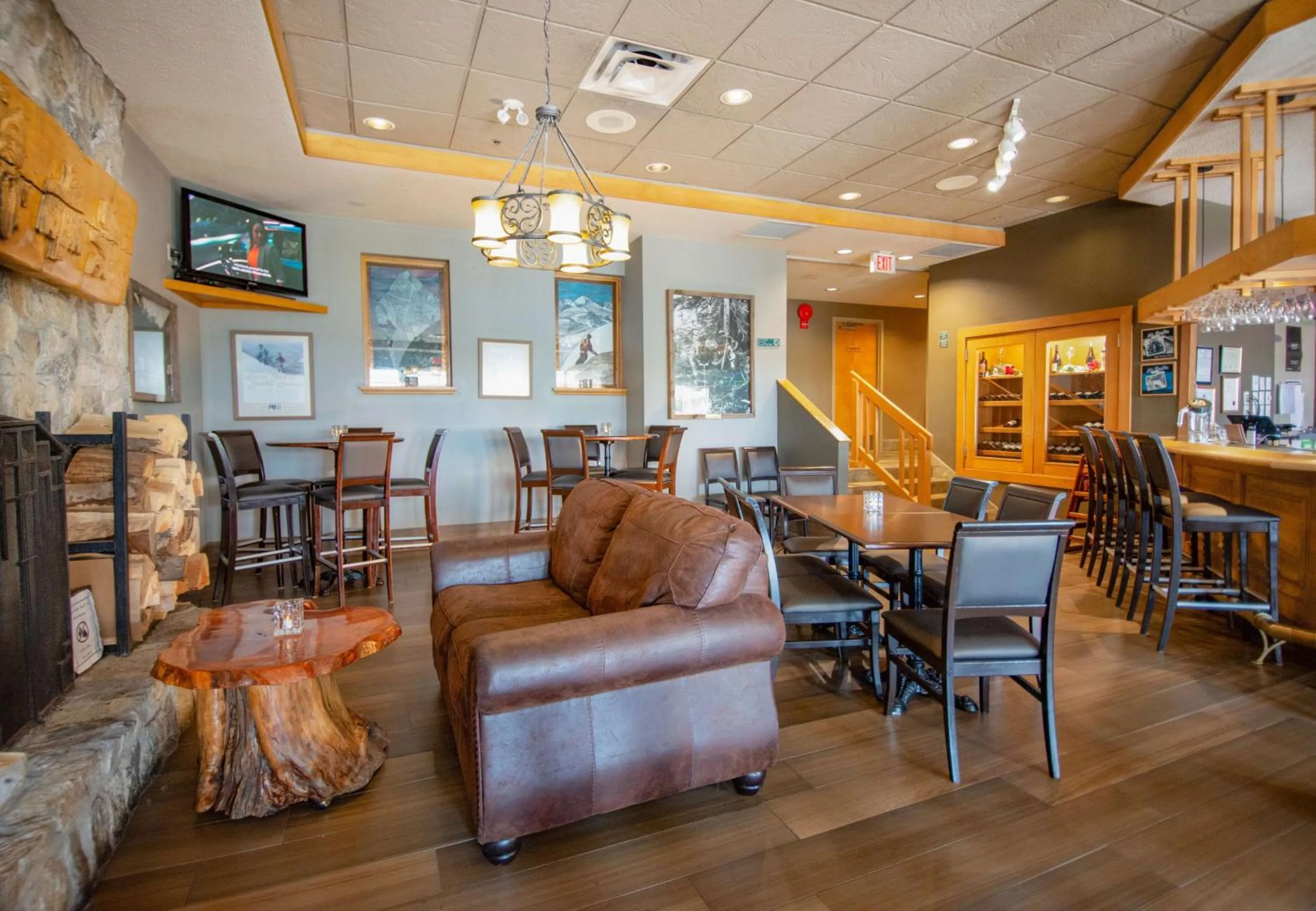 Lounge or bar in Coast Hillcrest Hotel